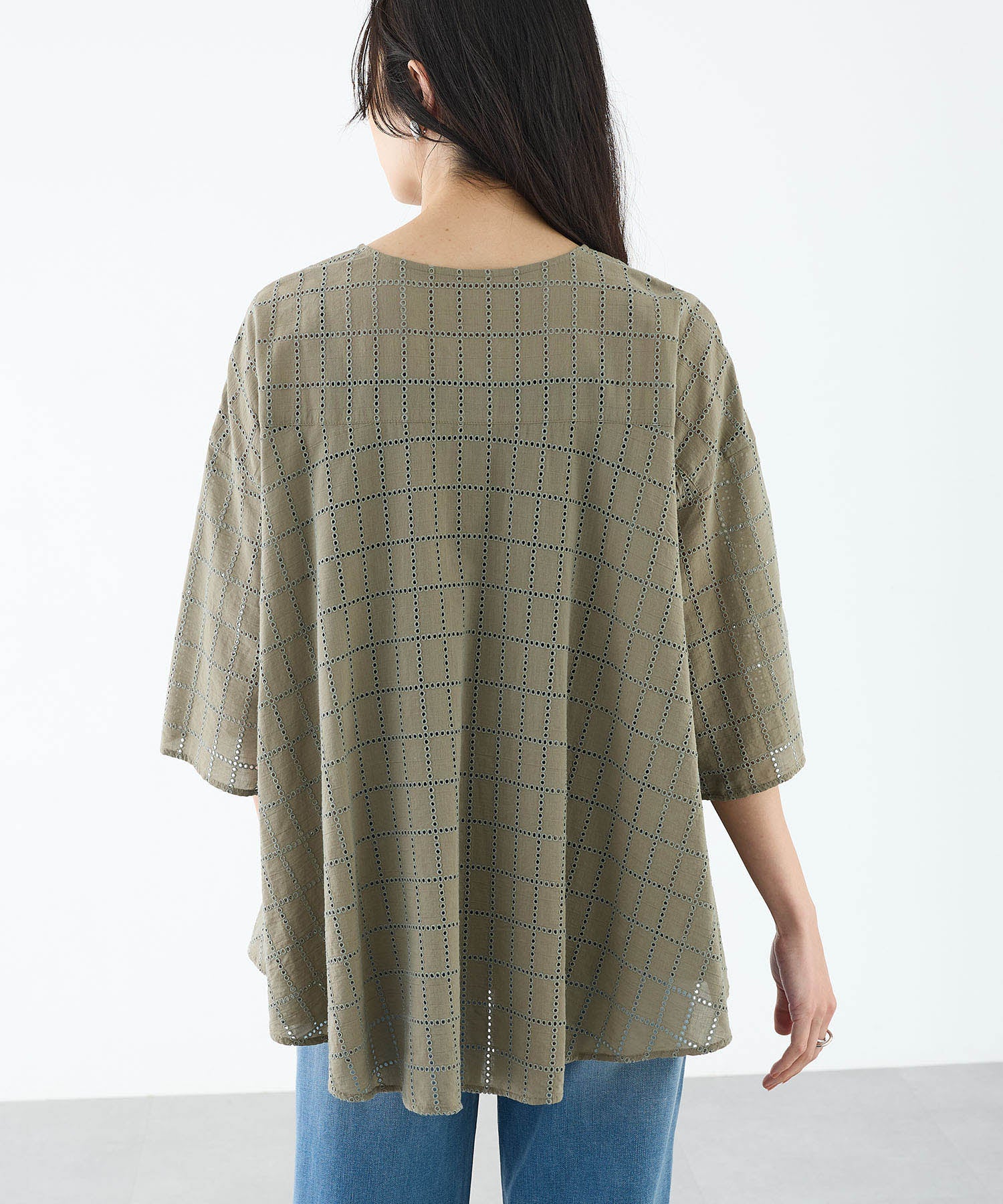 エーシーデザインバイアルファキュービック A/C DESIGN BY ALPHA CUBIC スクエア刺しゅうブラウス (カーキ) カーキ