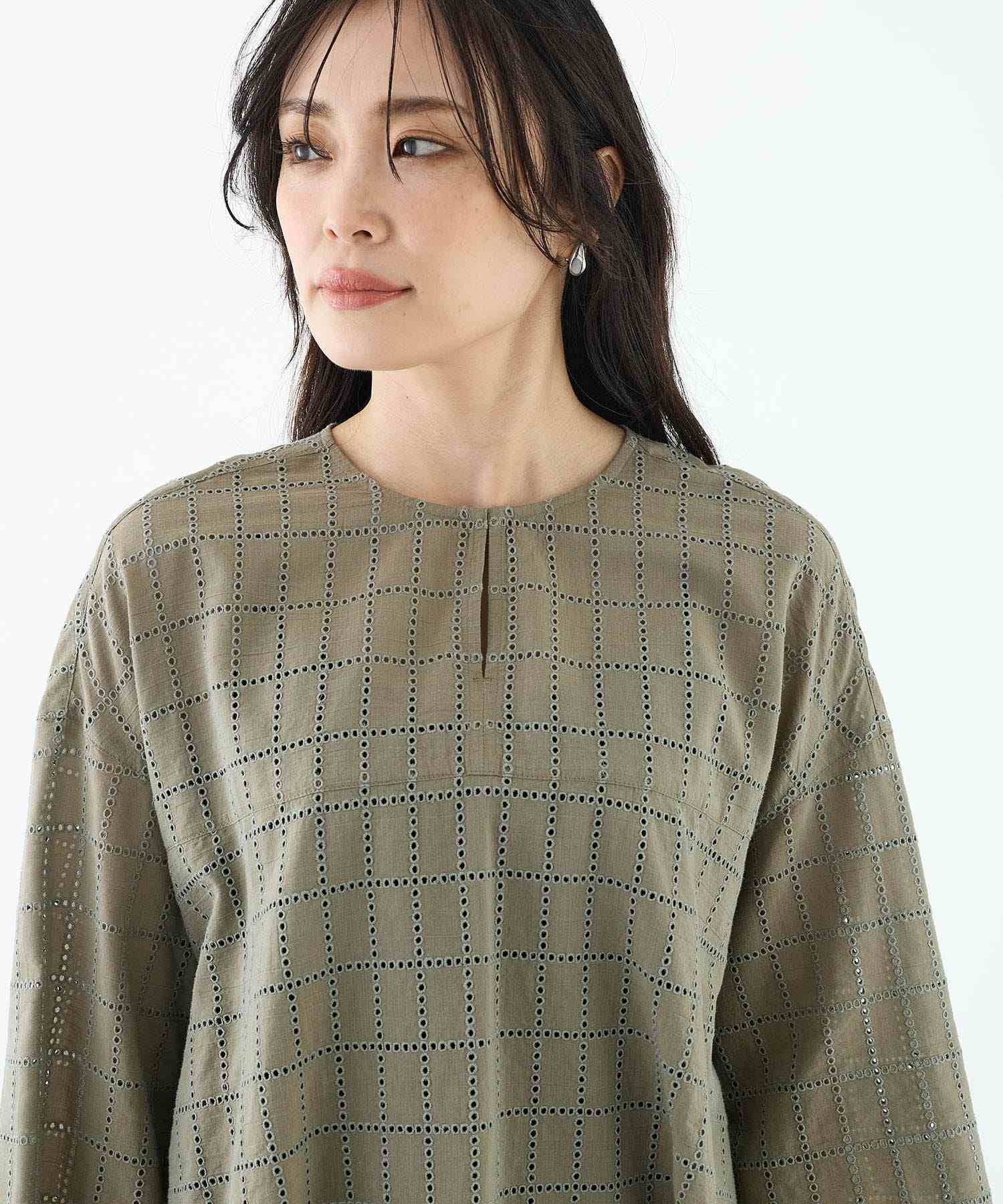 エーシーデザインバイアルファキュービック A/C DESIGN BY ALPHA CUBIC スクエア刺しゅうブラウス (カーキ) カーキ