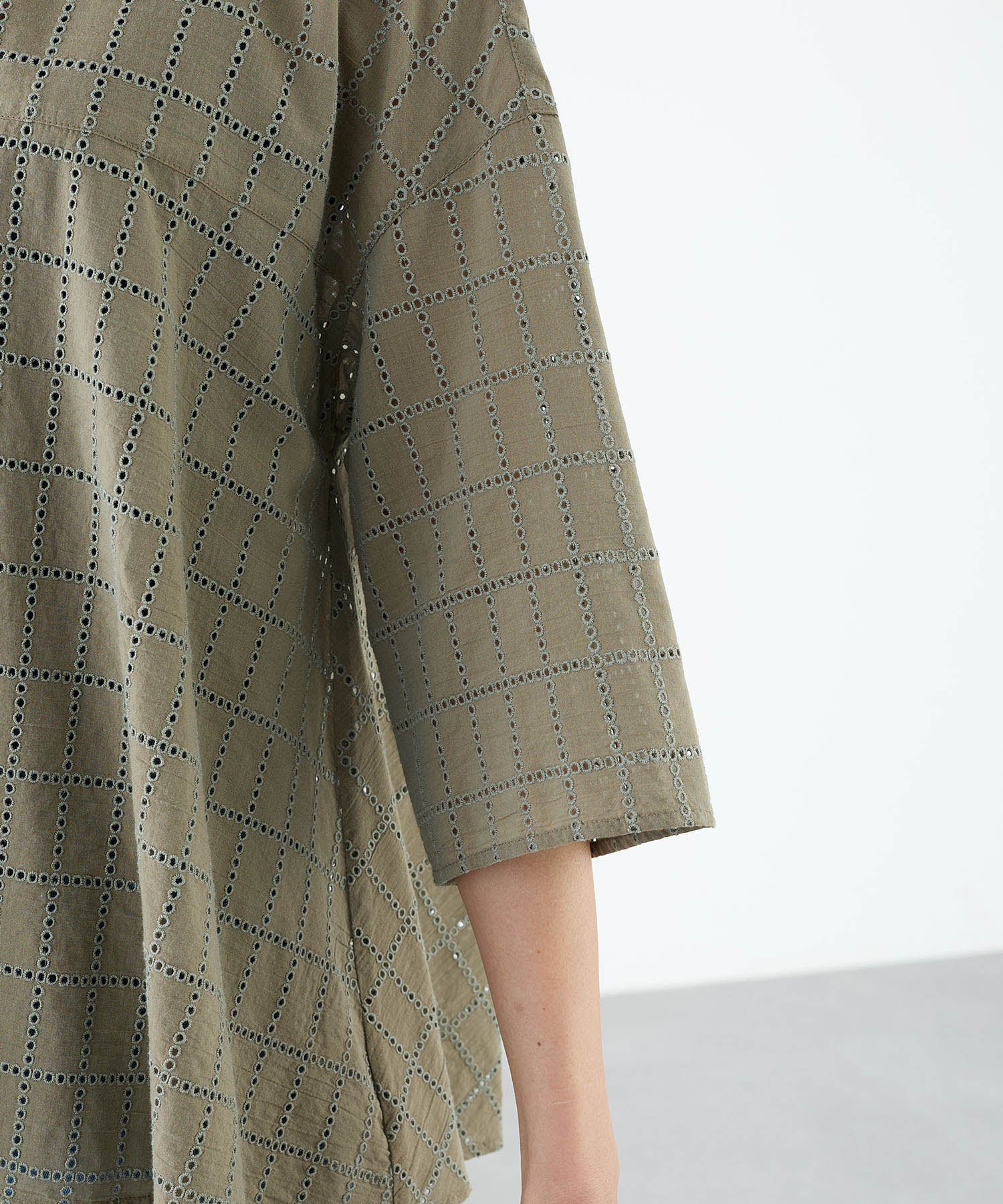 エーシーデザインバイアルファキュービック A/C DESIGN BY ALPHA CUBIC スクエア刺しゅうブラウス (カーキ) カーキ