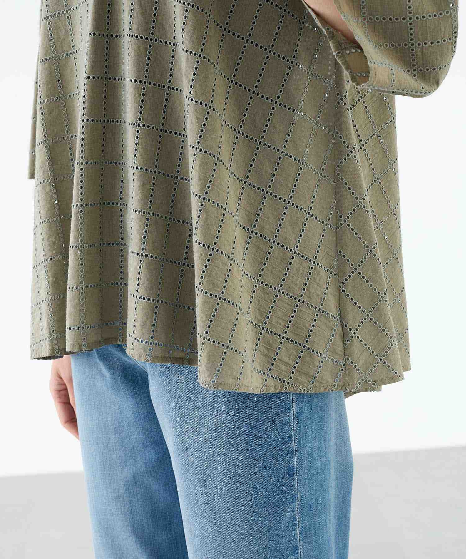 エーシーデザインバイアルファキュービック A/C DESIGN BY ALPHA CUBIC スクエア刺しゅうブラウス (カーキ) カーキ