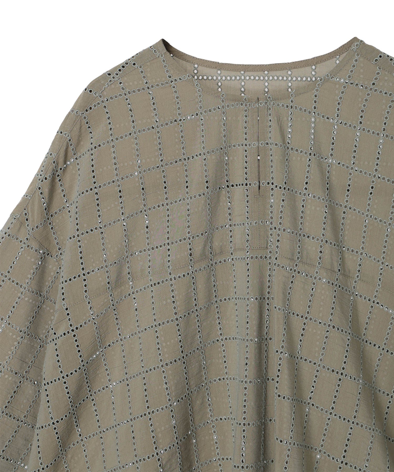 エーシーデザインバイアルファキュービック A/C DESIGN BY ALPHA CUBIC スクエア刺しゅうブラウス (カーキ) カーキ