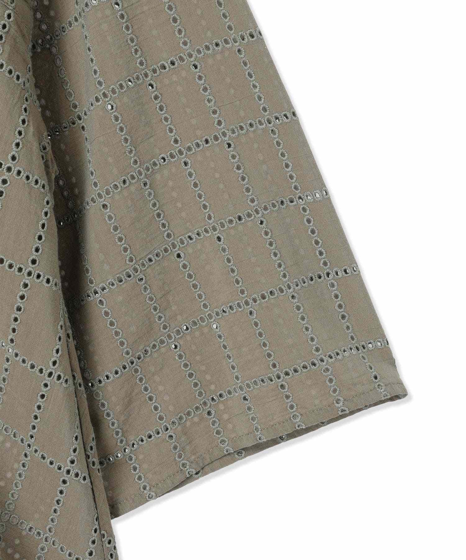 エーシーデザインバイアルファキュービック A/C DESIGN BY ALPHA CUBIC スクエア刺しゅうブラウス (カーキ) カーキ