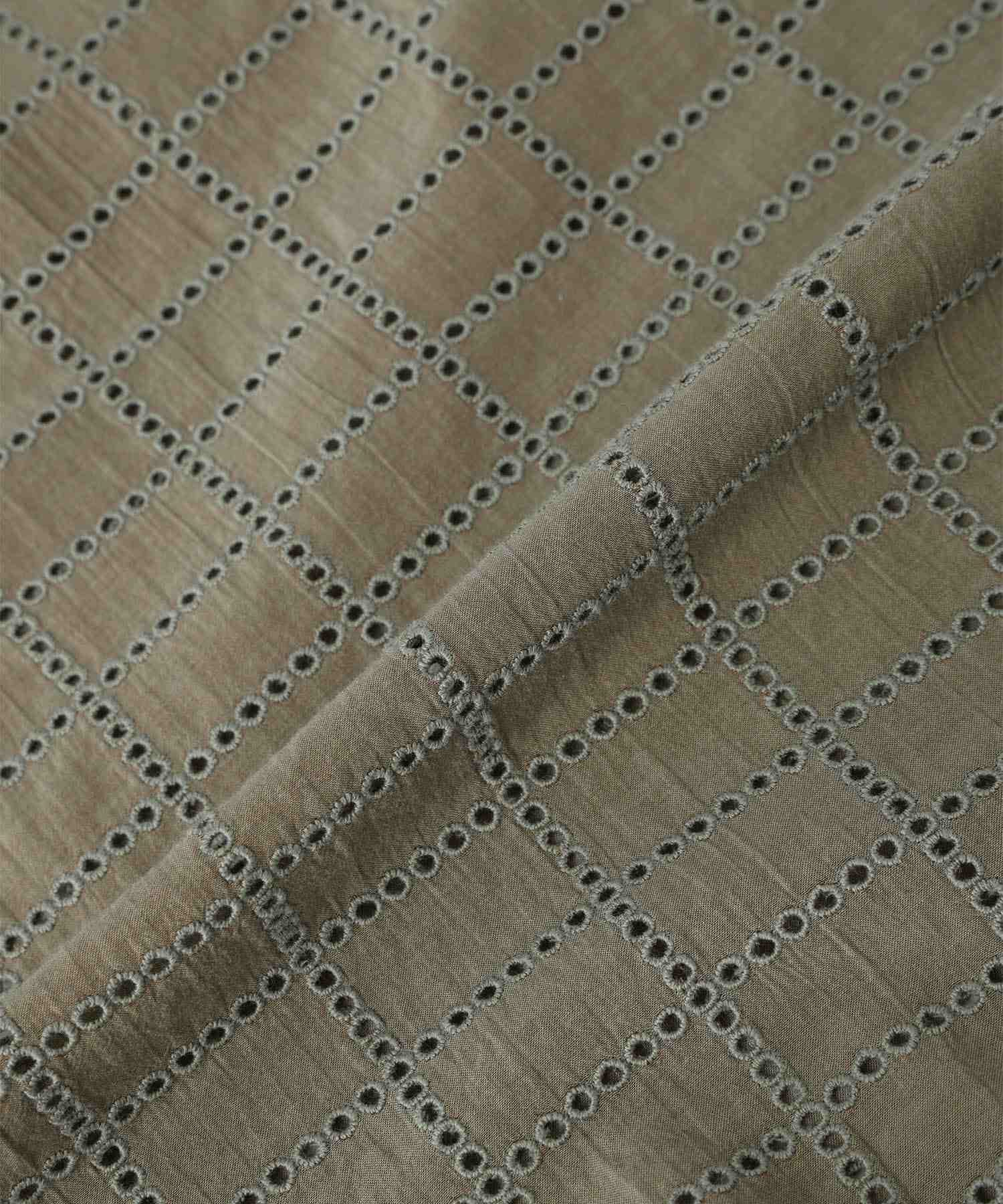 エーシーデザインバイアルファキュービック A/C DESIGN BY ALPHA CUBIC スクエア刺しゅうブラウス (カーキ) カーキ