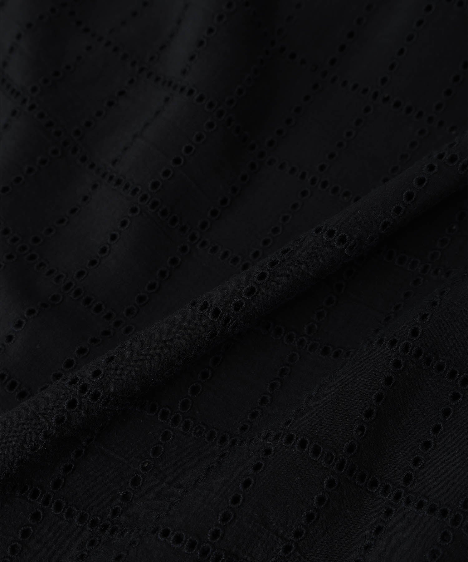 エーシーデザインバイアルファキュービック A/C DESIGN BY ALPHA CUBIC スクエア刺しゅうブラウス (カーキ) カーキ