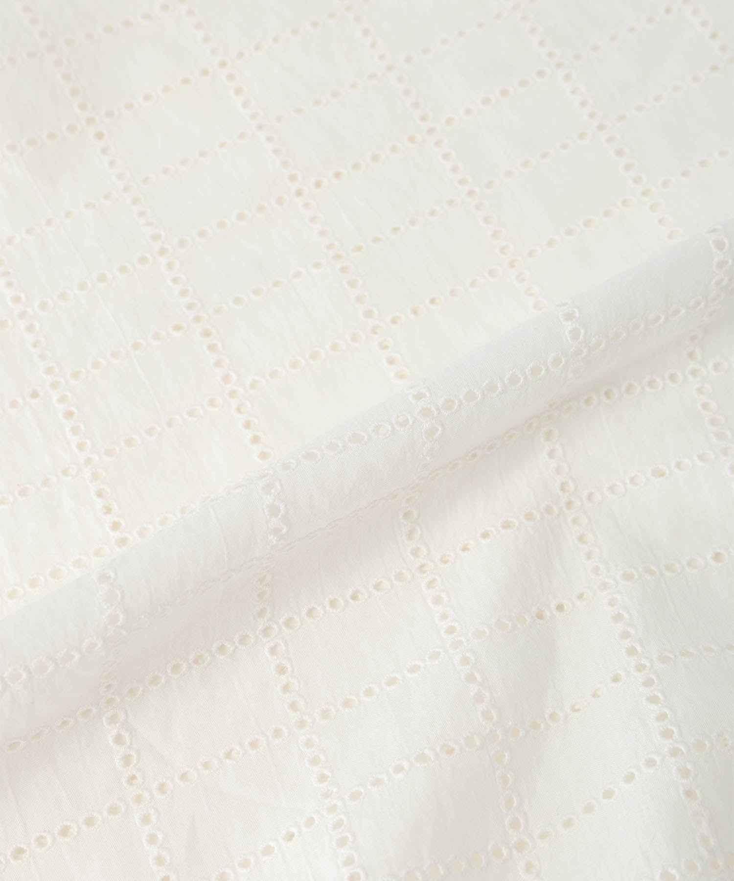 エーシーデザインバイアルファキュービック A/C DESIGN BY ALPHA CUBIC スクエア刺しゅうブラウス (カーキ) カーキ