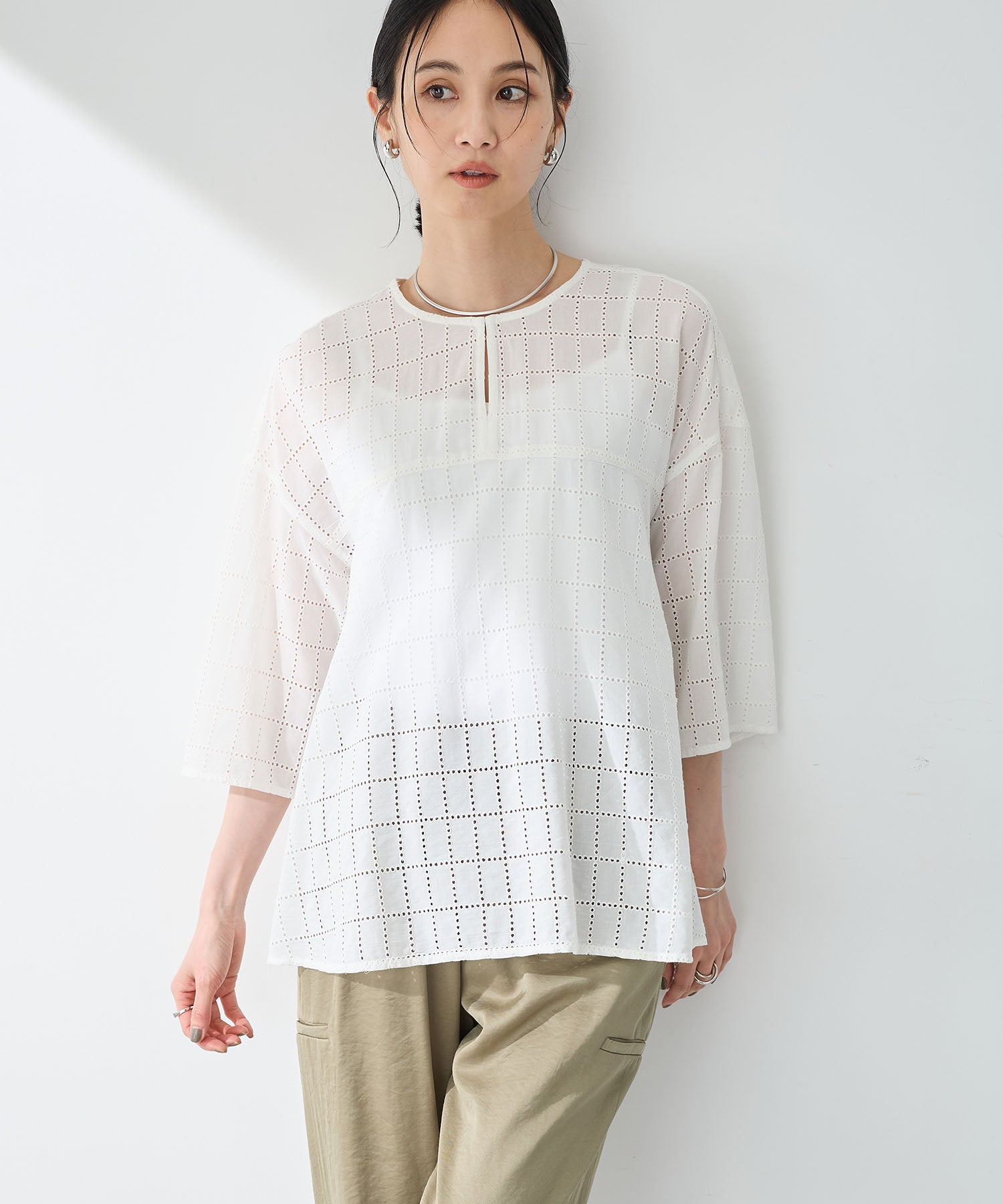 エーシーデザインバイアルファキュービック A/C DESIGN BY ALPHA CUBIC スクエア刺しゅうブラウス (オフホワイト) オフホワイト