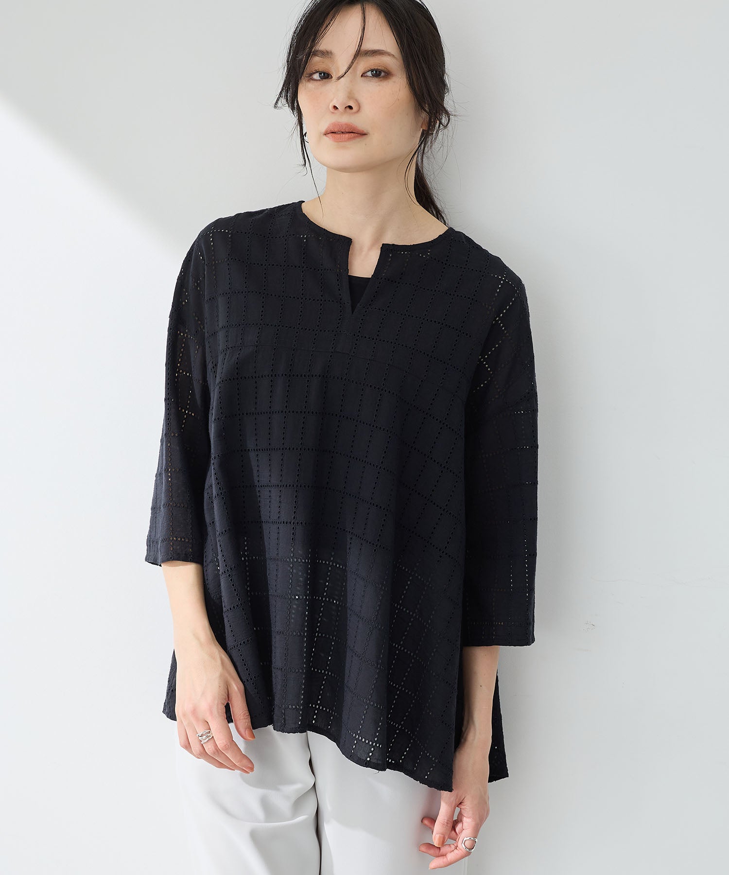 エーシーデザインバイアルファキュービック A/C DESIGN BY ALPHA CUBIC スクエア刺しゅうブラウス (ブラック) ブラック