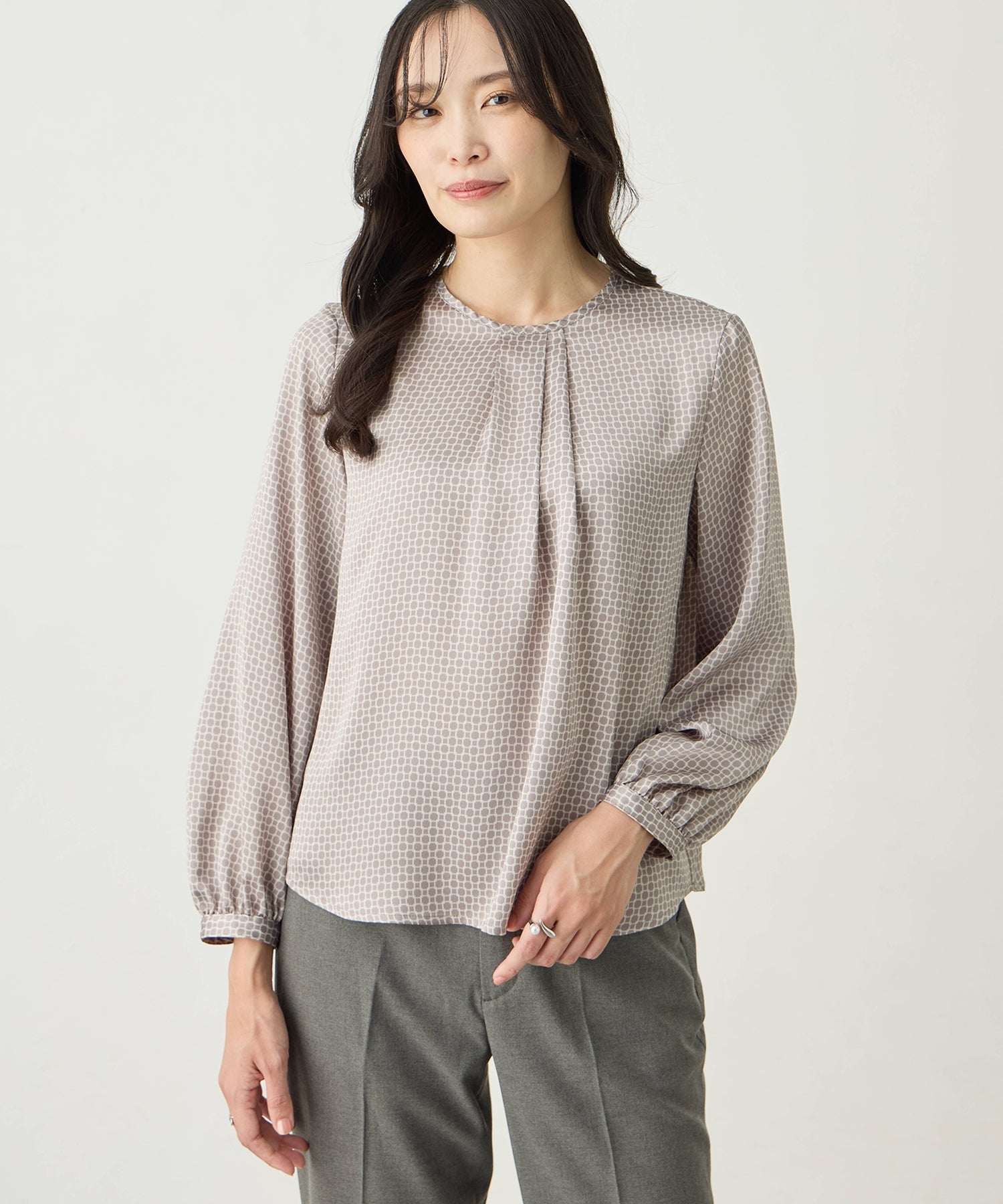 エーシーデザインバイアルファキュービック A/C DESIGN BY ALPHA CUBIC チェーンプリントブラウス (ネイビー) ネイビー