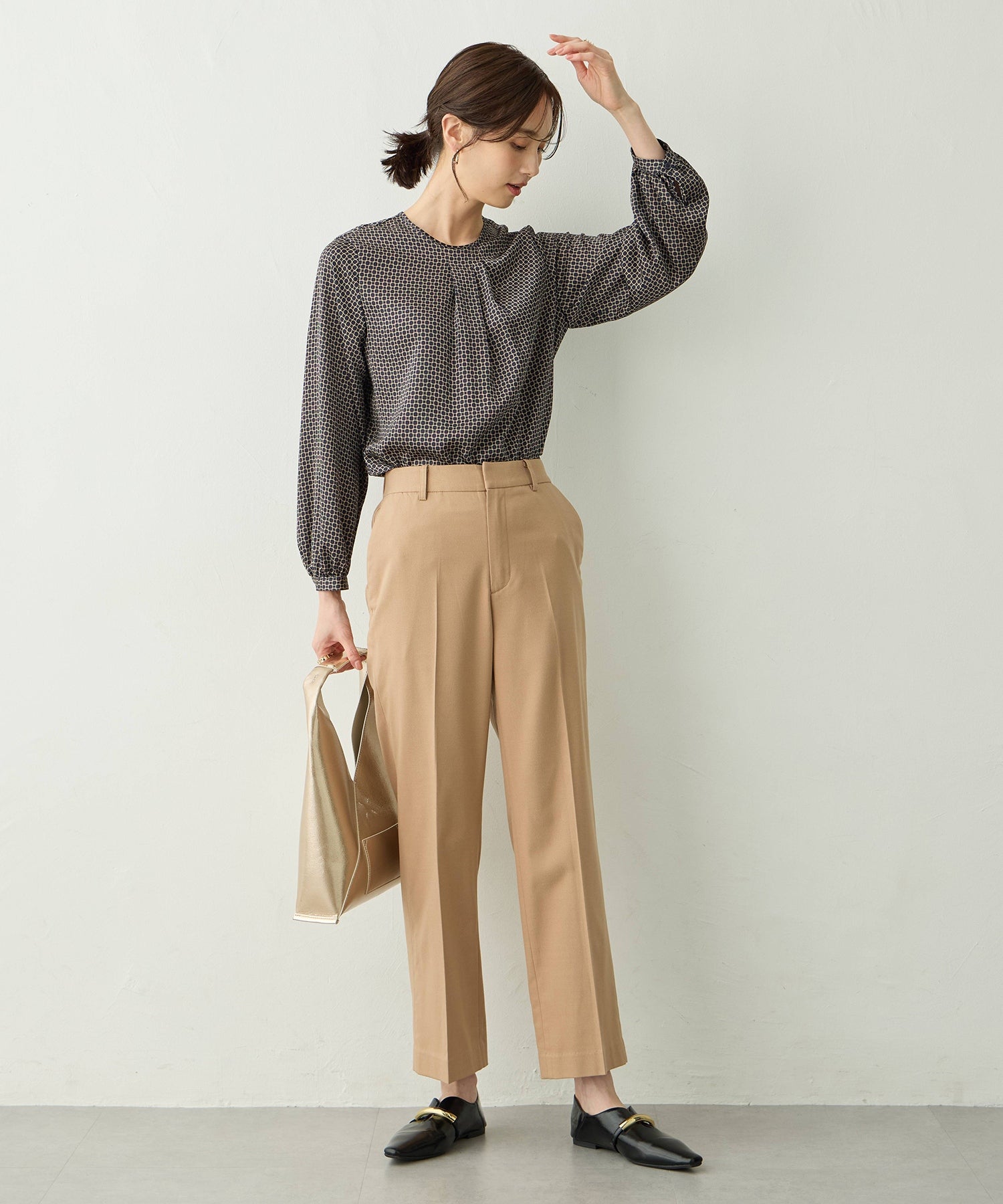 エーシーデザインバイアルファキュービック A/C DESIGN BY ALPHA CUBIC チェーンプリントブラウス (ネイビー) ネイビー