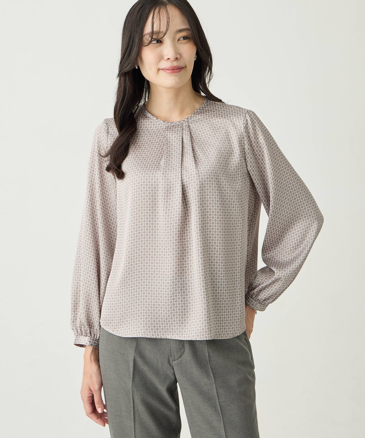 エーシーデザインバイアルファキュービック A/C DESIGN BY ALPHA CUBIC チェーンプリントブラウス (ネイビー) ネイビー