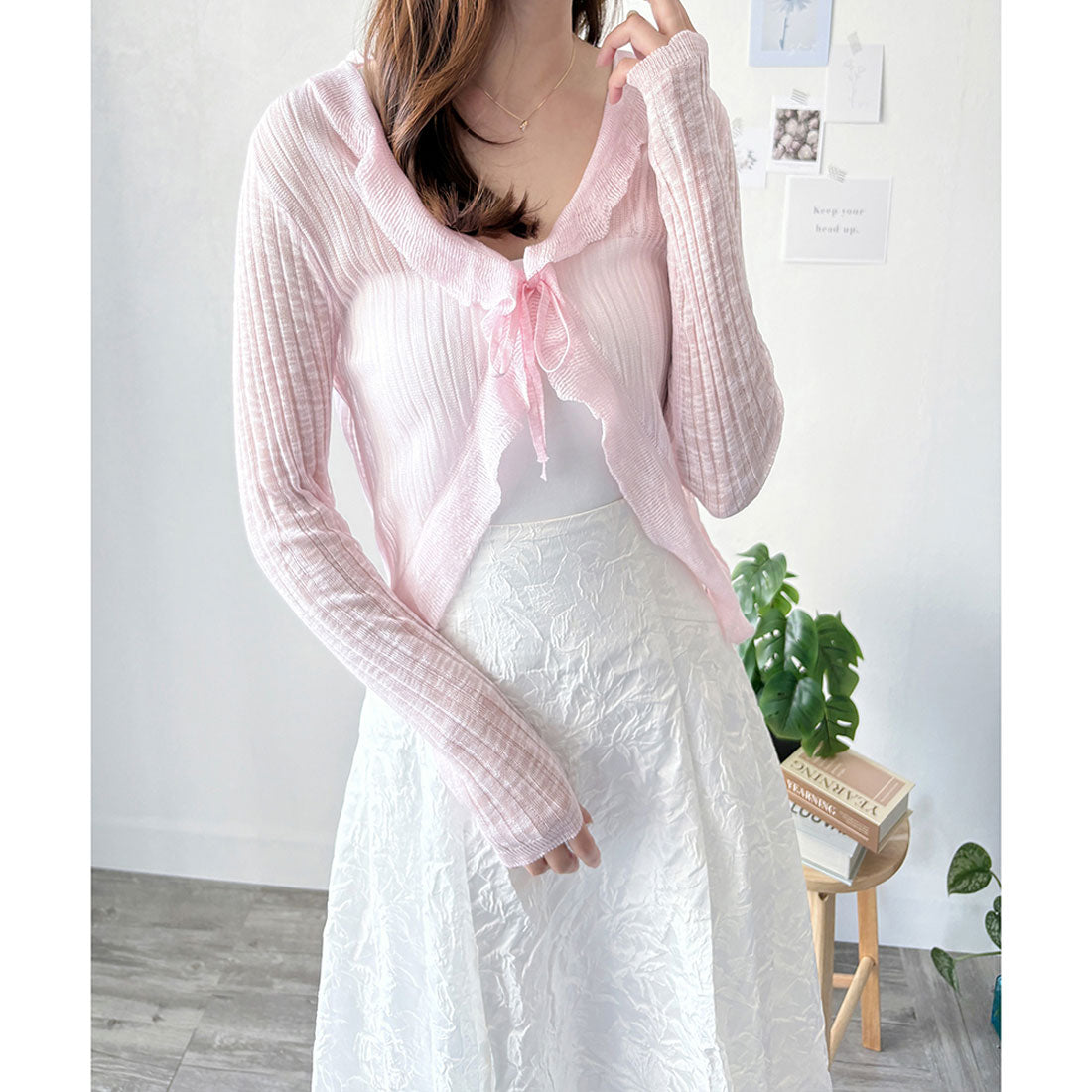 アミュレット Amulet フリルボレロカーディガン レディース 韓国 羽織り 春夏 上品 エレガント 大人 可愛い カジュアル 着回し 透け感 リボン トップス シースルー (アイボリー) アイボリー