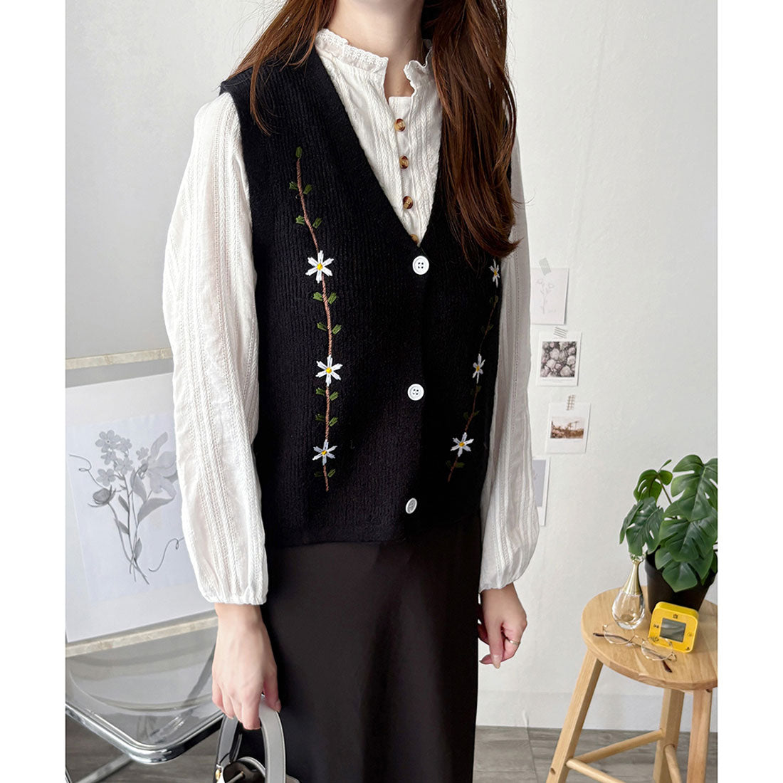 アミュレット Amulet 花柄刺繍ニットベスト レディース Vネック トップス 羽織り 重ね着 おしゃれ ナチュラル 大人可愛い きれいめ 春秋コーデ 韓国風 レイヤード (アイボリー) アイボリー