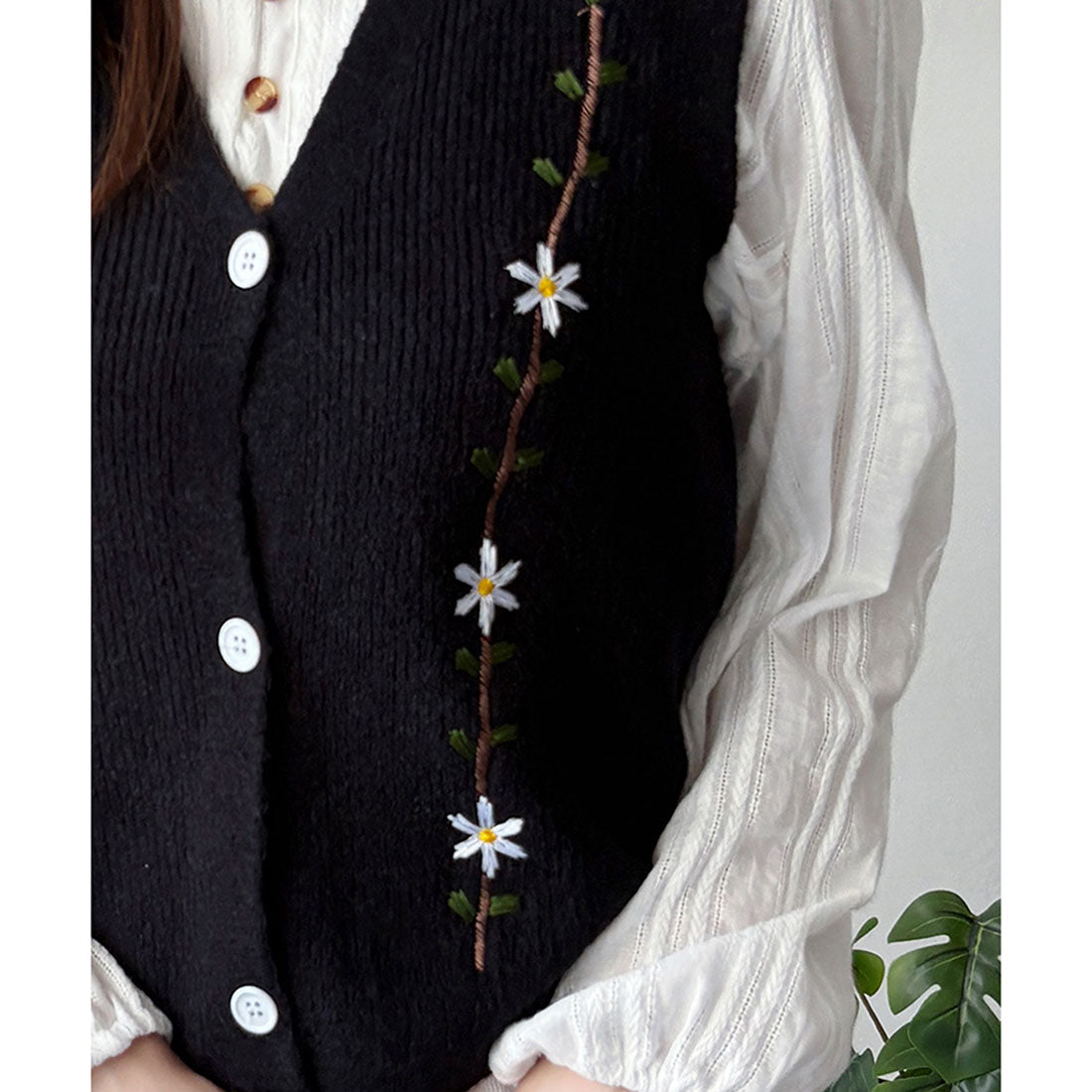 アミュレット Amulet 花柄刺繍ニットベスト レディース Vネック トップス 羽織り 重ね着 おしゃれ ナチュラル 大人可愛い きれいめ 春秋コーデ 韓国風 レイヤード (アイボリー) アイボリー