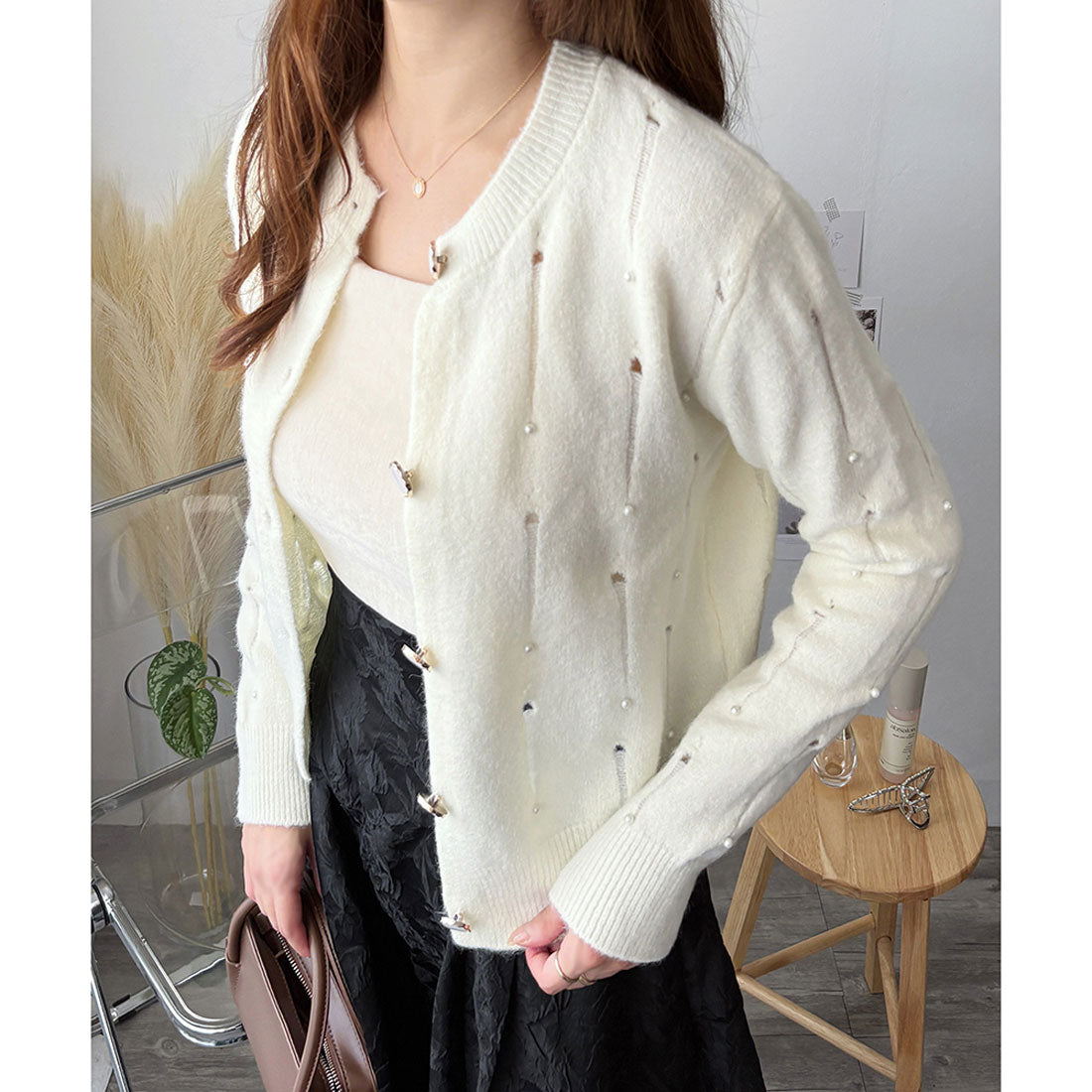 アミュレット Amulet フェイクパール付きニットカーディガン レディース 長袖 羽織り トップス 上品 大人可愛い 韓国 ナチュラル きれいめ 秋冬 おしゃれ 体型カバー (アイボリー) アイボリー
