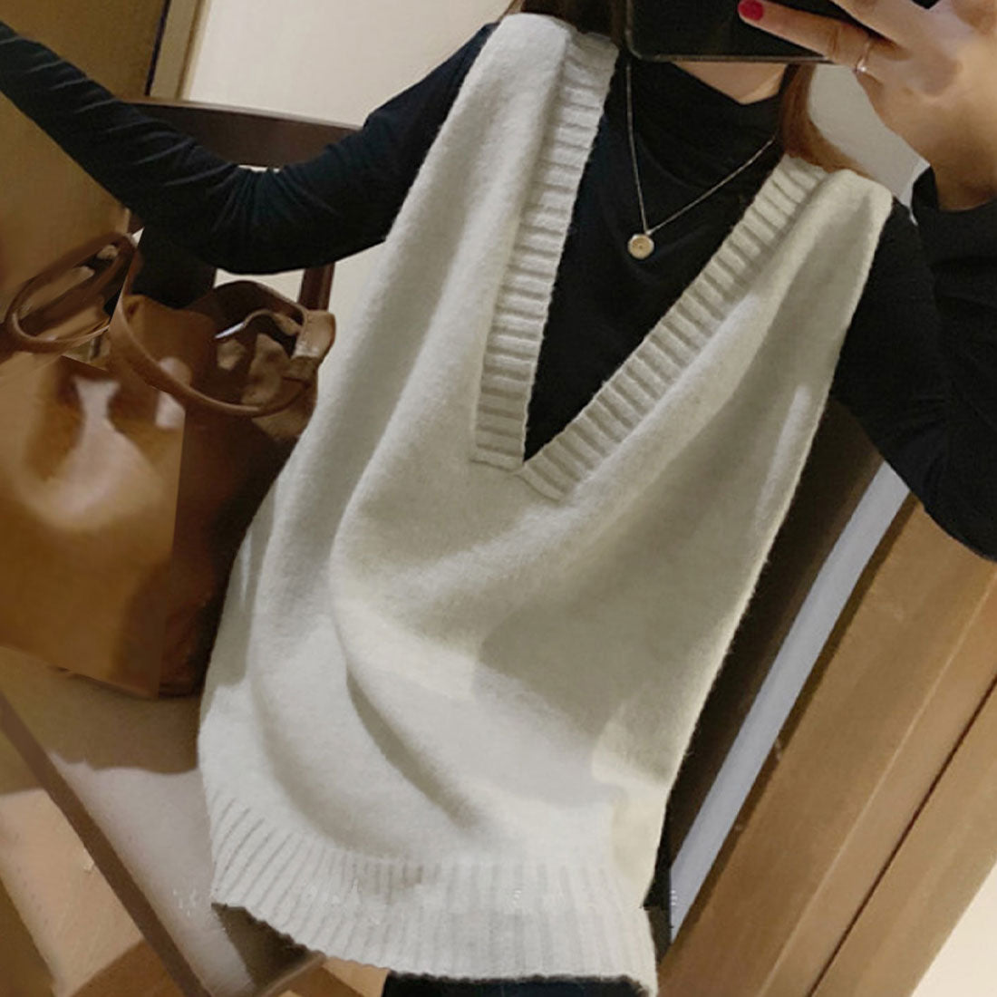 アミュレット Amulet オーバーVネックベスト 秋 冬 韓国ファッション 10代 20代 30代 レディース 暖かい 可愛い 大人カジュアル 黒 白 レイヤードアイテム