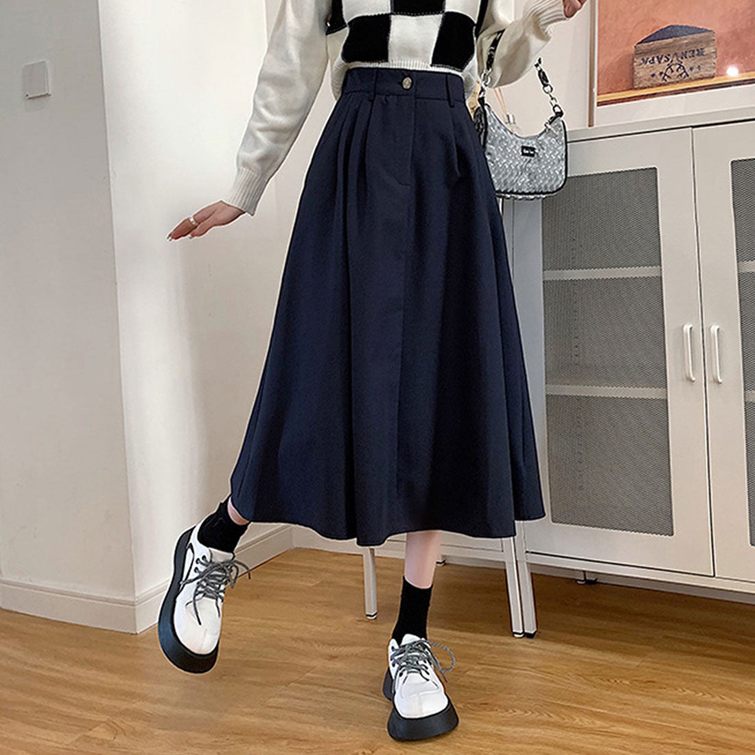 Amulet Mid-length pleated skirt for women, for teens, 20s, 30s, Korean fashion, casual, cute, elegant, flared, simple, plain, for spring, summer, fall, and winter