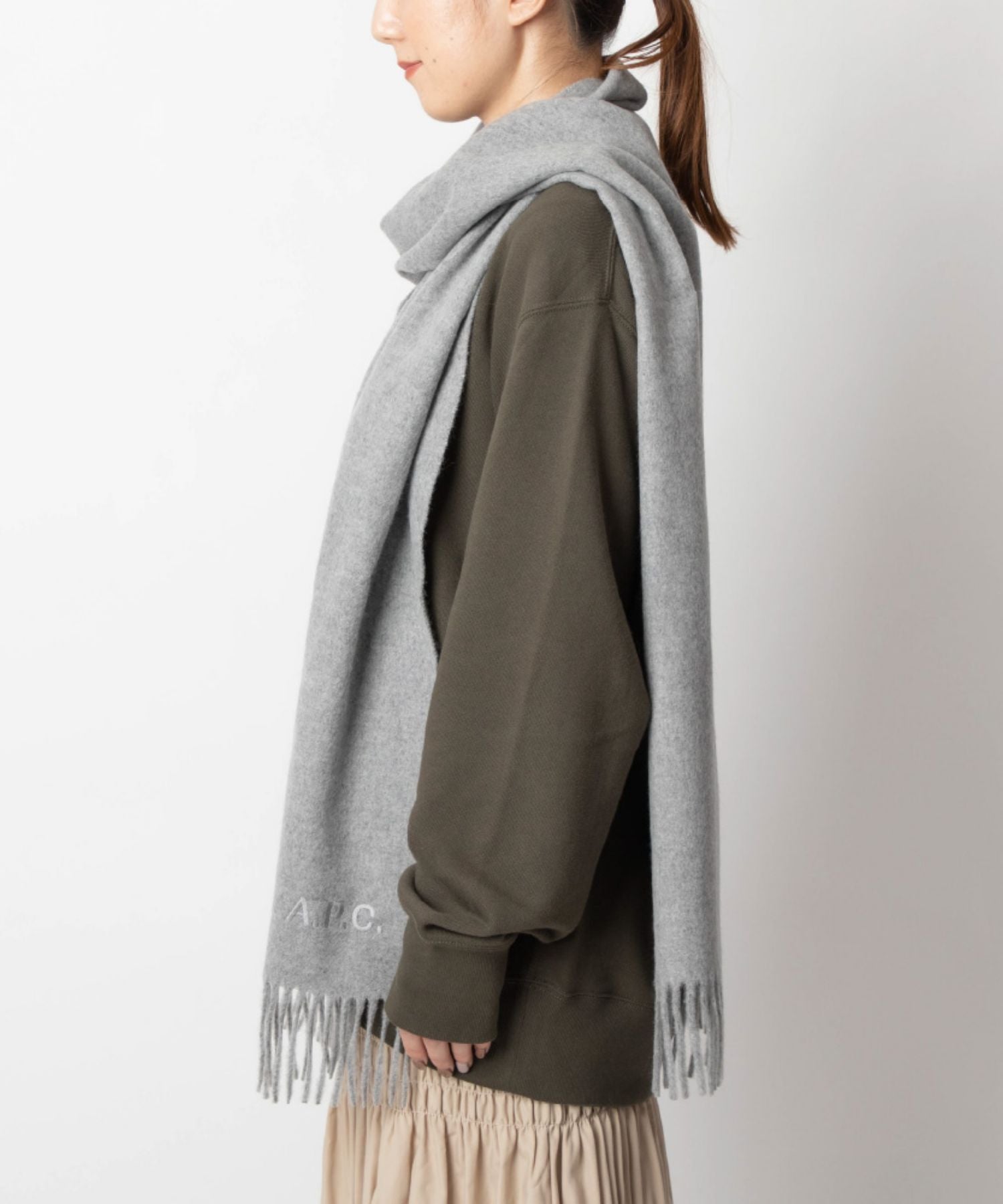 アーペーセー A.P.C. WOAFE M15171 マフラー レディース アパレル ウール ストール ロゴ刺繍 echarpe ambroise brodee 無地 195×35 防寒