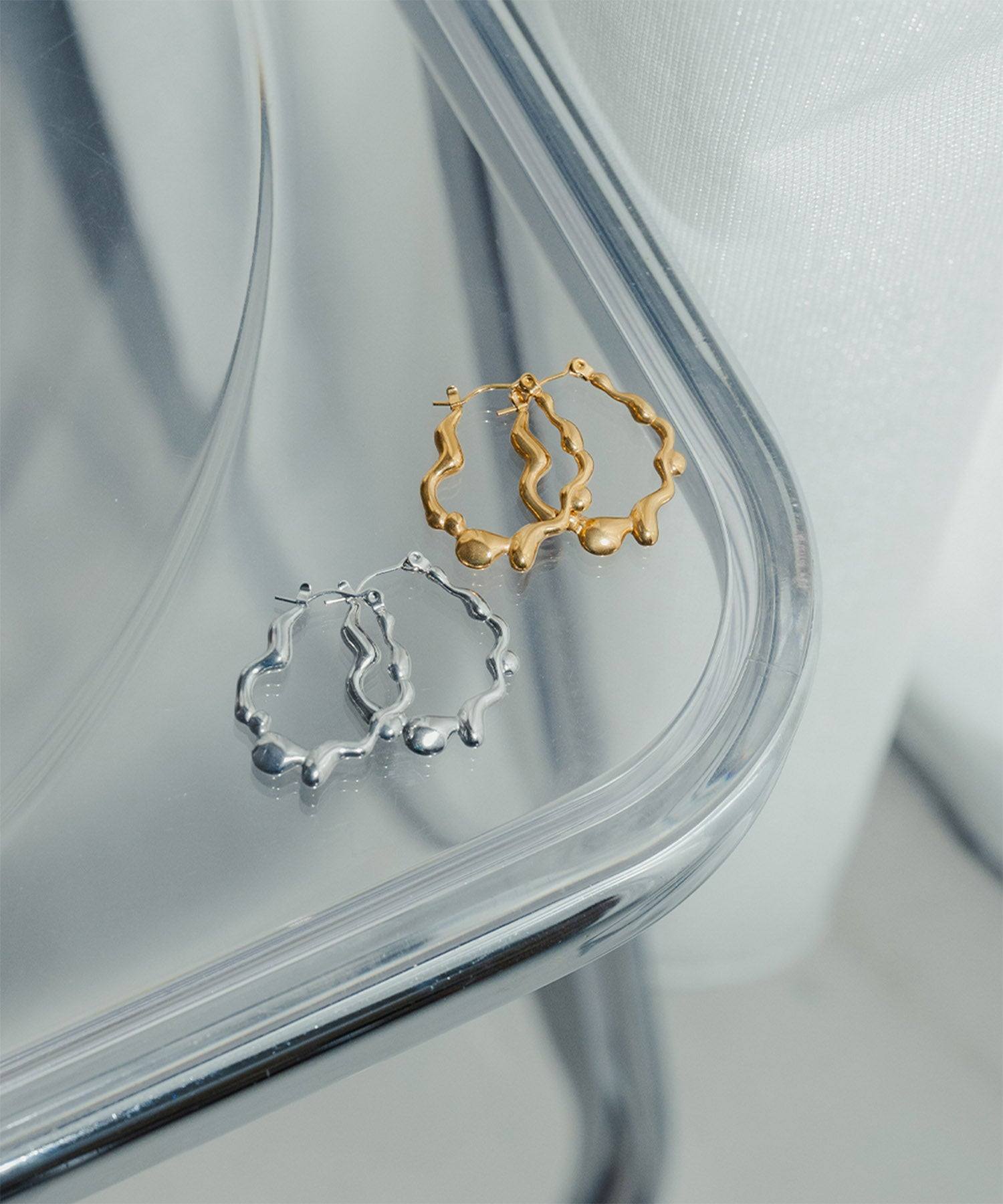 アンピルーラ Ampirula 変形ウェーブフープピアス (ゴールド) ゴールド