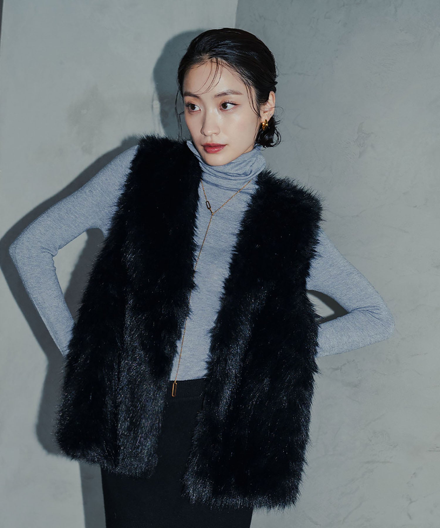 アンピルーラ Ampirula フェイクファージレベスト (ブラック) ブラック