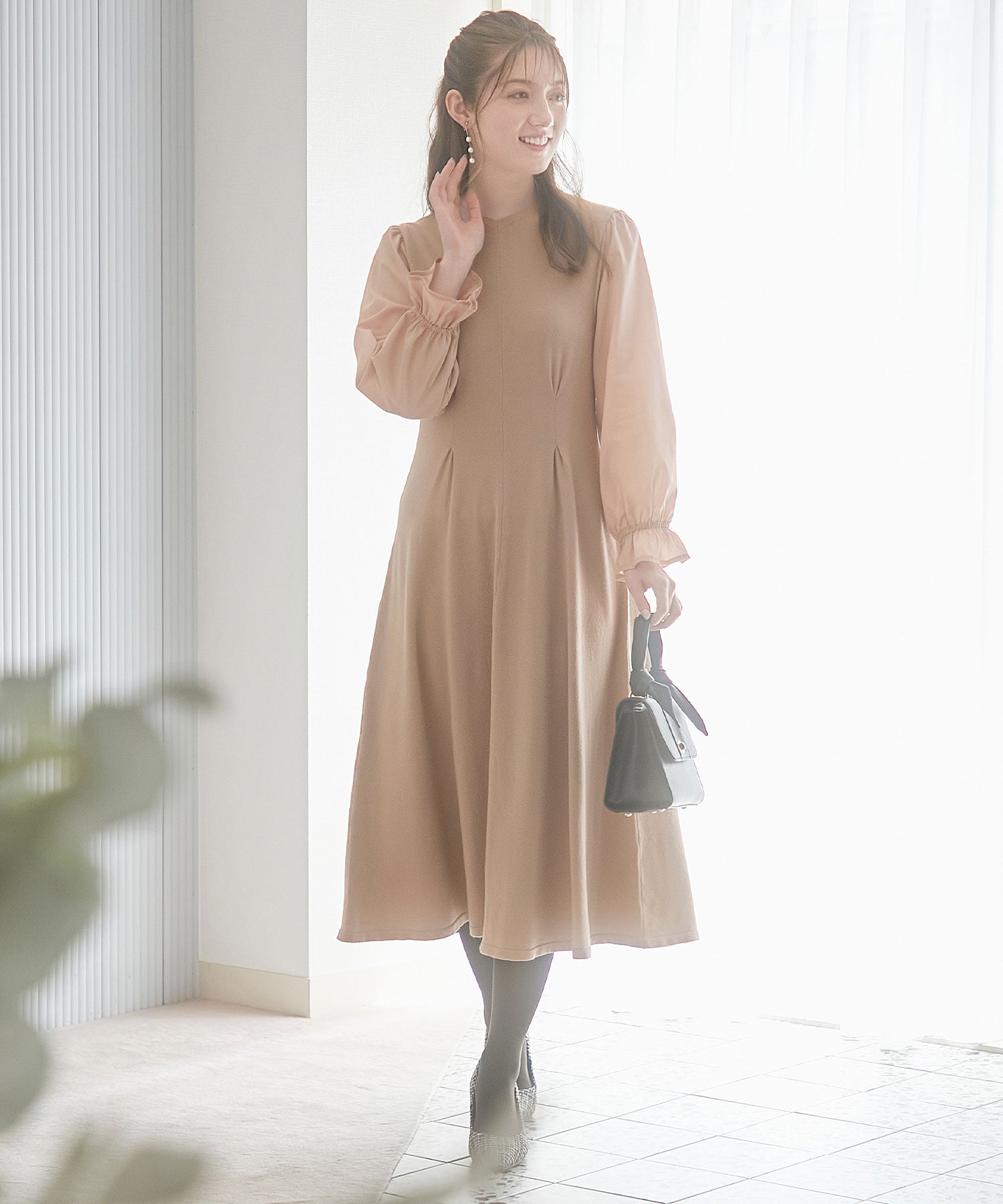 アロッタ Alotta 異素材キャンディー袖ニットワンピース (ベージュ) ベージュ