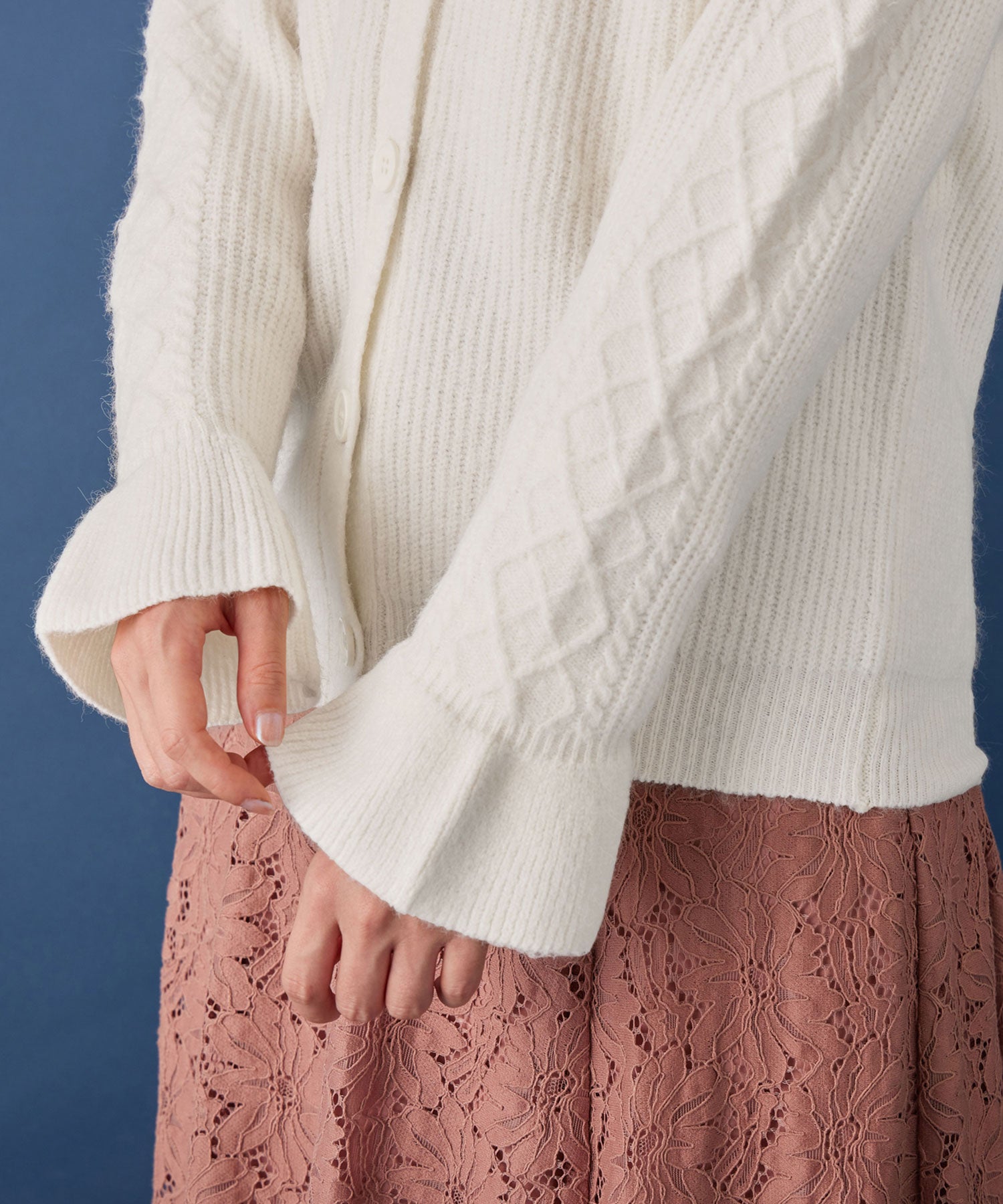 アロッタ Alotta ふんわりキャンディー袖ニットカーディガン (オフホワイト) オフホワイト