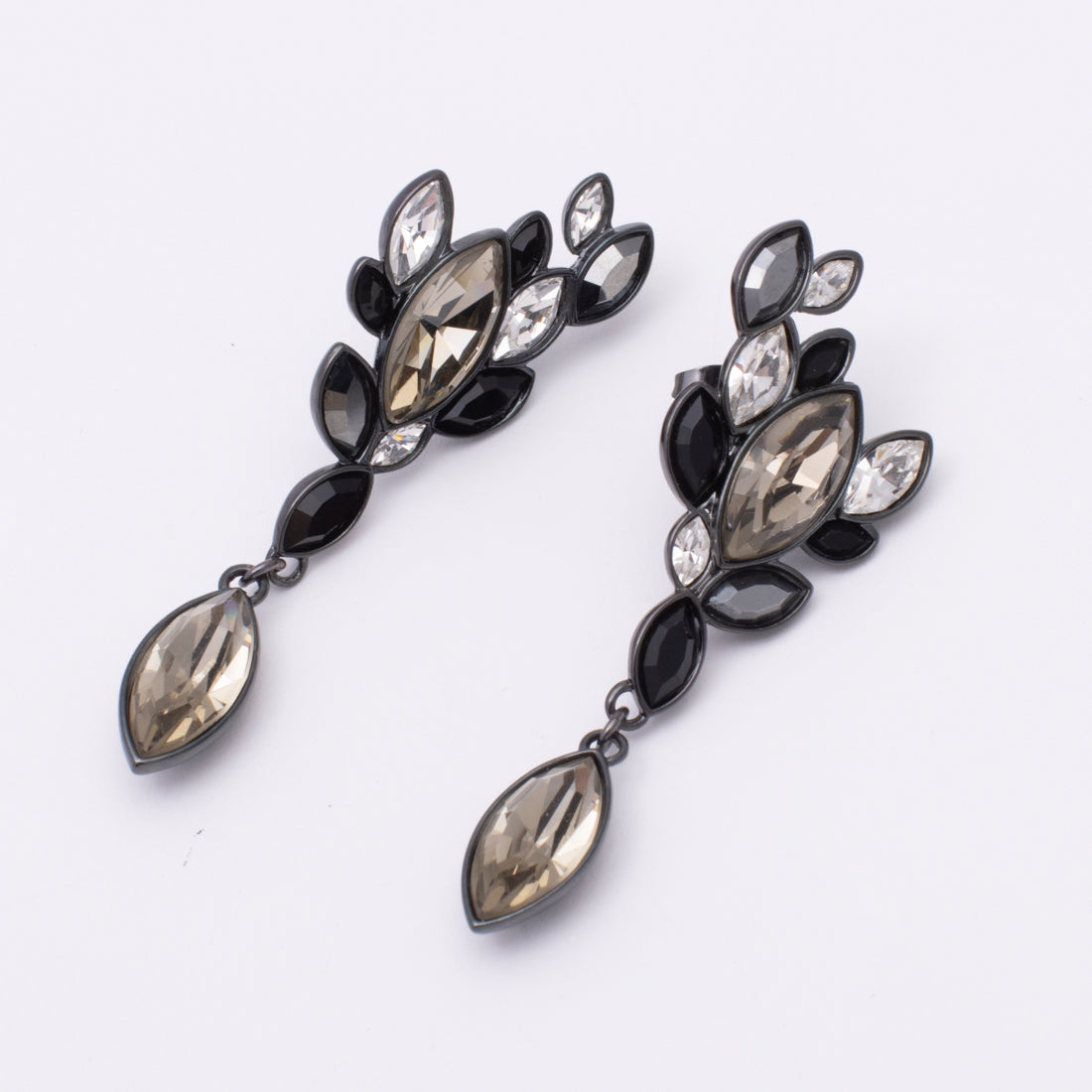 アガタ パリ AGATHA PARIS パリエユンヌフェット、オペラ、ペタルピアス (ヘマタイト/ガンメタル) ヘマタイト/ガンメタル