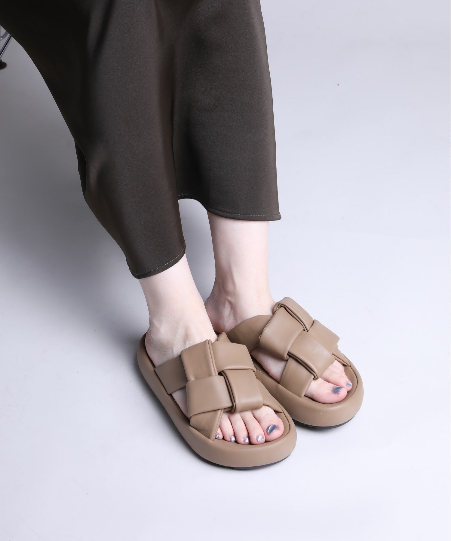 アイモハ aimoha 【shoes365】交差ストラップデザインサンダル (ベージュ) ベージュ