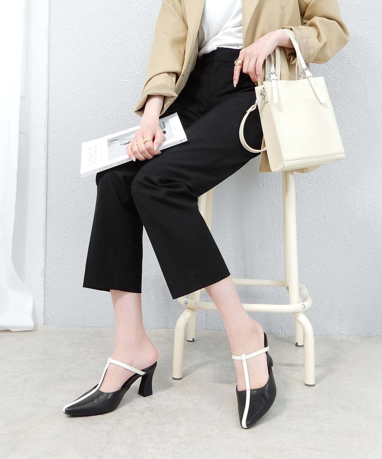 アララ alala フレアヒールTストラップミュール,ブラック