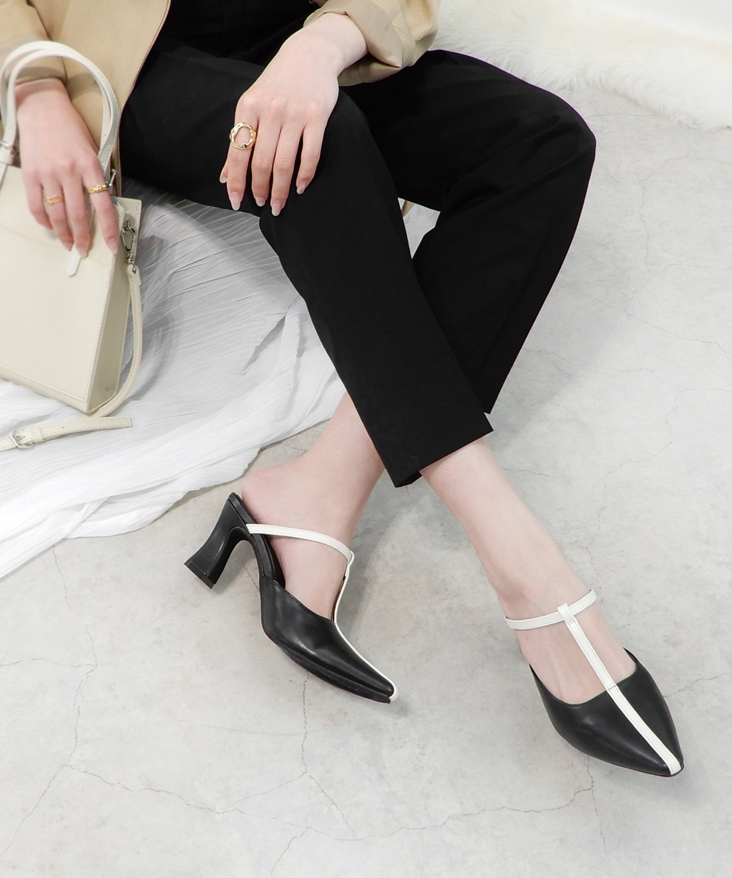 アララ alala フレアヒールTストラップミュール