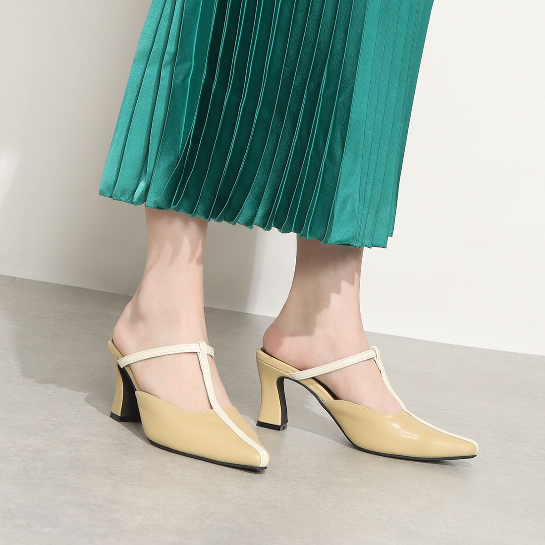 アララ alala フレアヒールTストラップミュール