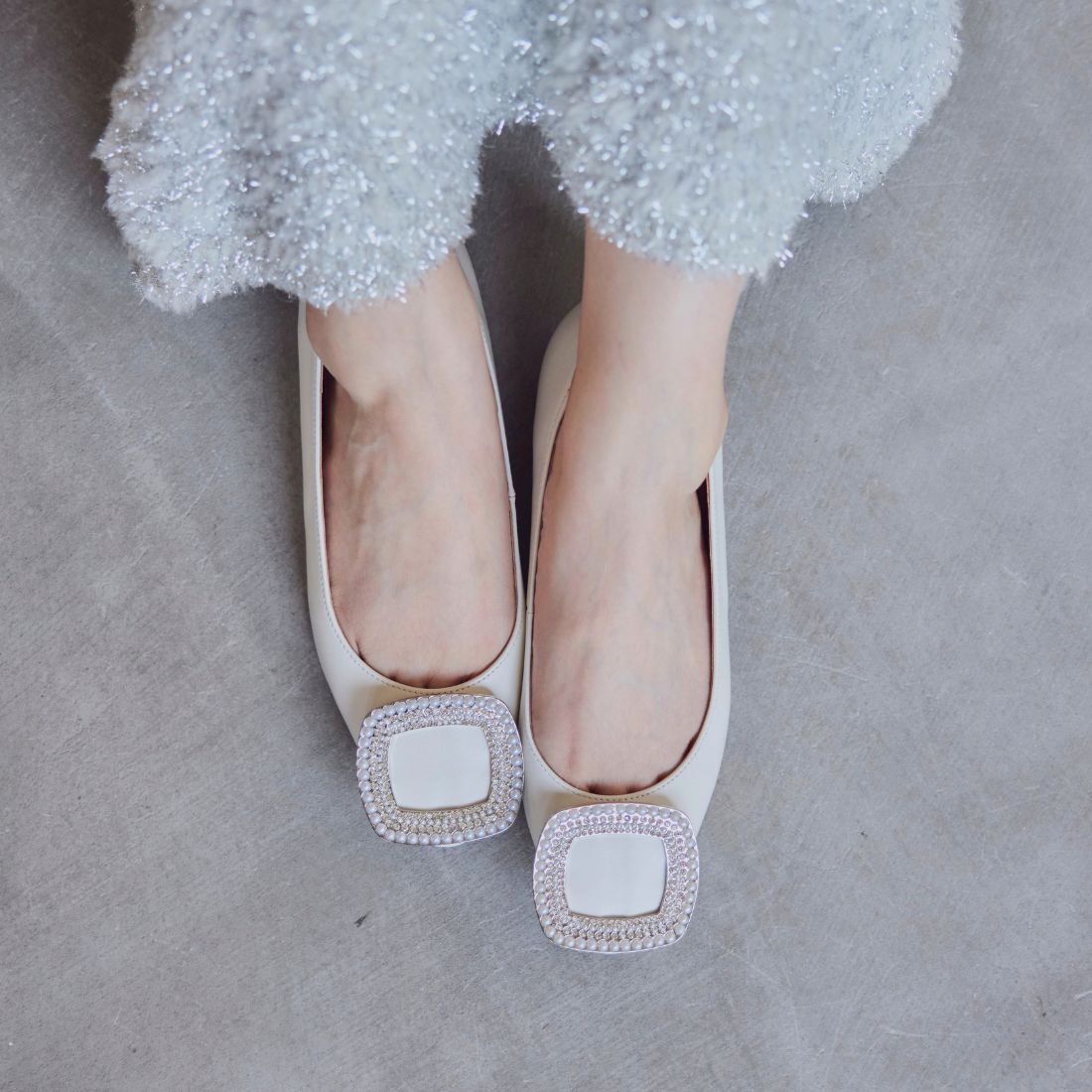 アルネ セヴン トゥエルヴ サーティ ALUNE SEVEN TWELVE THIRTY バックルラウンドパンプス (アイボリー) アイボリー