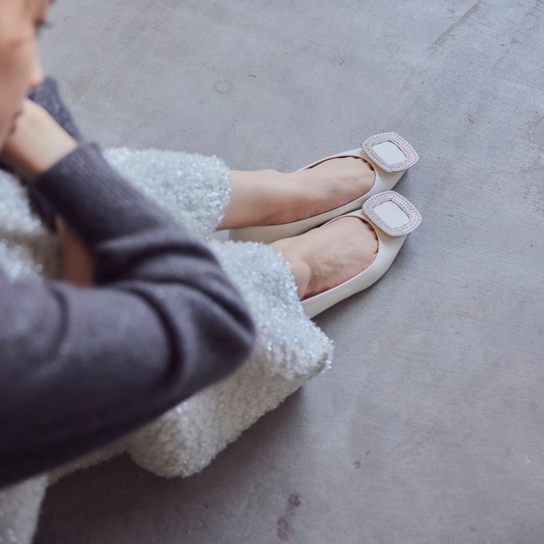 アルネ セヴン トゥエルヴ サーティ ALUNE SEVEN TWELVE THIRTY バックルラウンドパンプス (アイボリー) アイボリー