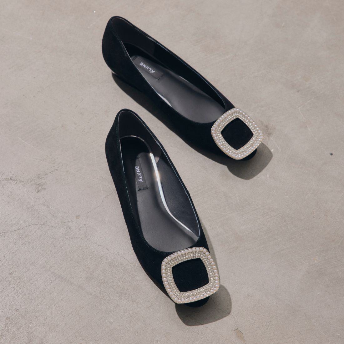 アルネ セヴン トゥエルヴ サーティ ALUNE SEVEN TWELVE THIRTY バックルラウンドパンプス (ブラックスエード) ブラックスエード