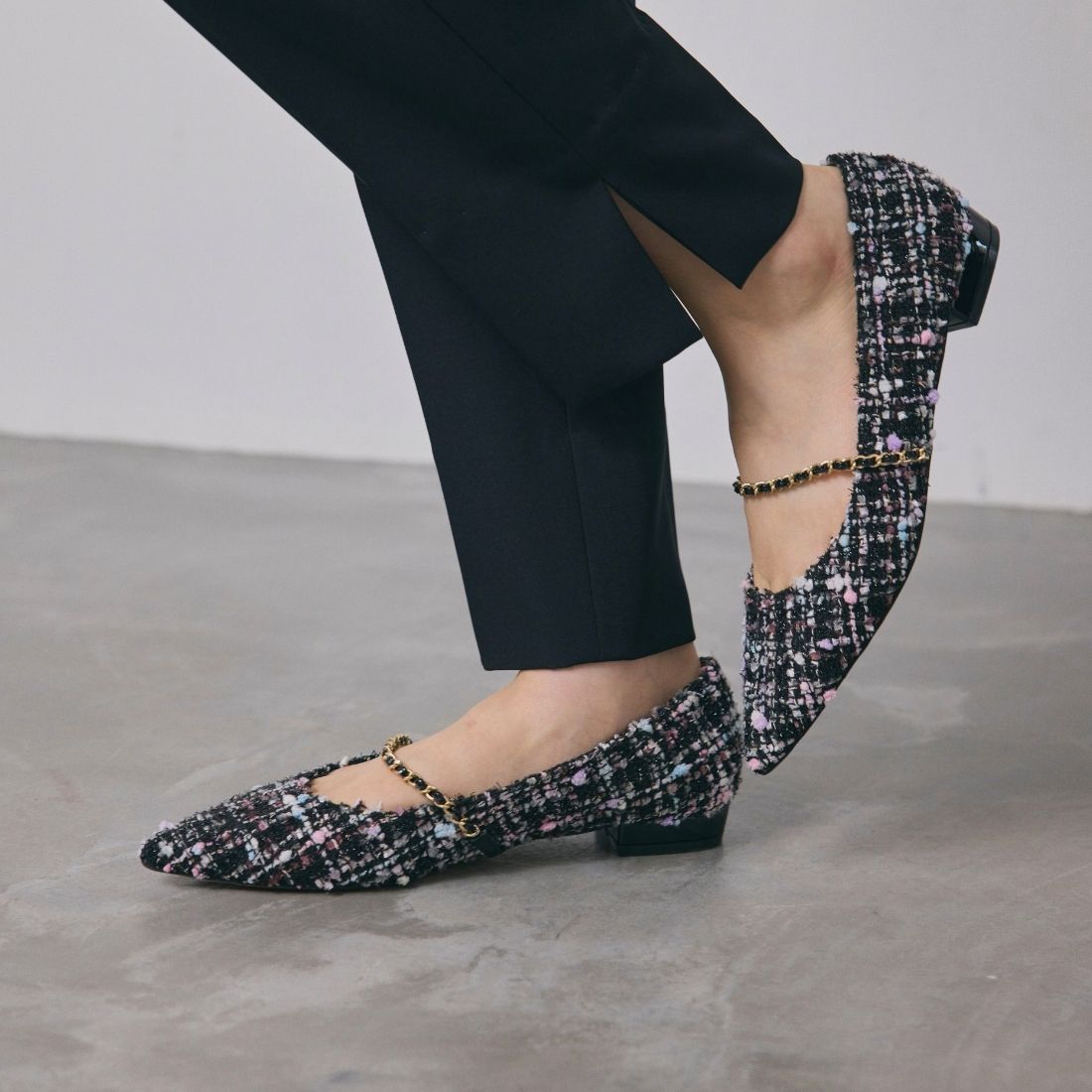 アルネ セヴン トゥエルヴ サーティ ALUNE SEVEN TWELVE THIRTY チェーンストラップポインテッドパンプス (ブラックコンビ) ブラックコンビ