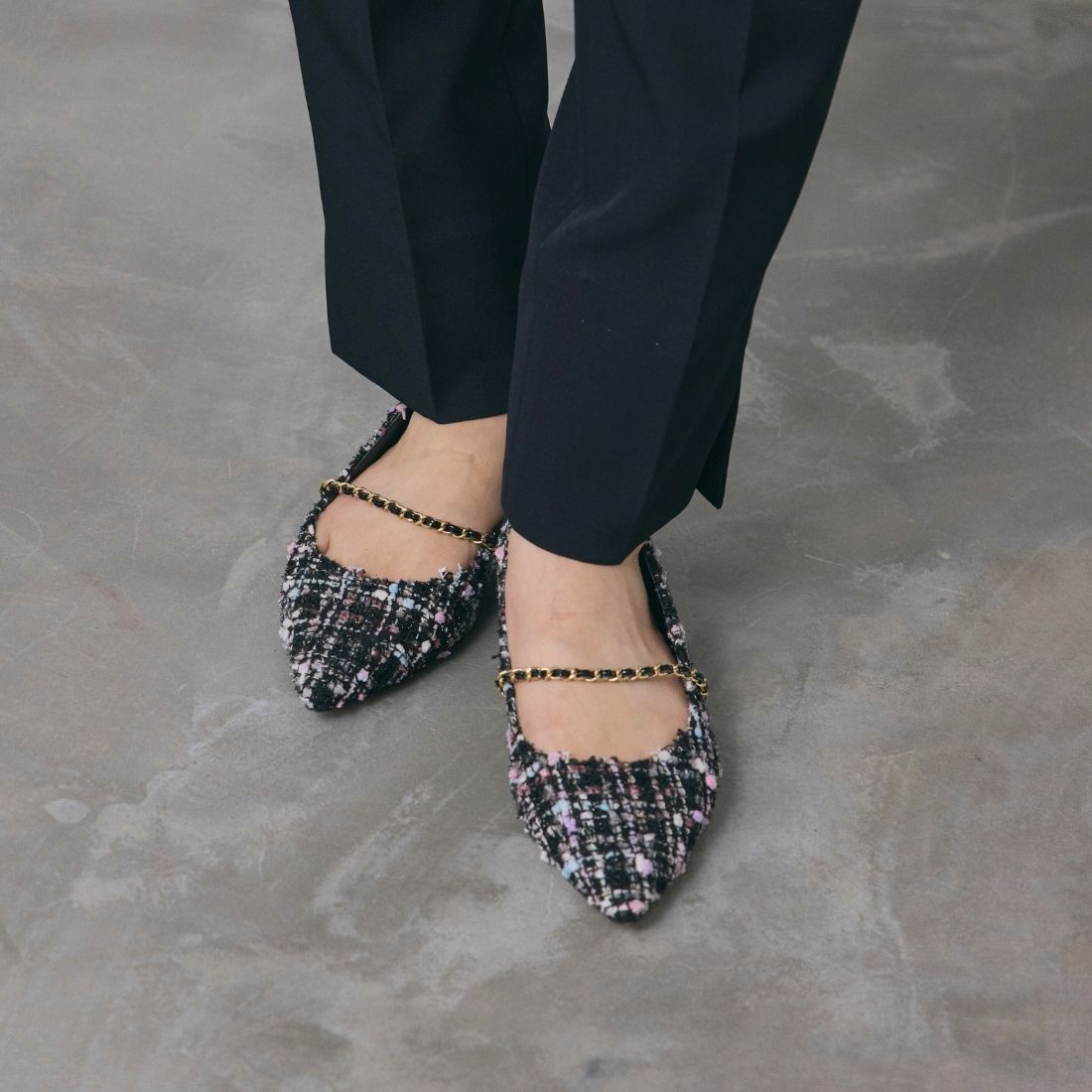 アルネ セヴン トゥエルヴ サーティ ALUNE SEVEN TWELVE THIRTY チェーンストラップポインテッドパンプス (ブラックコンビ) ブラックコンビ