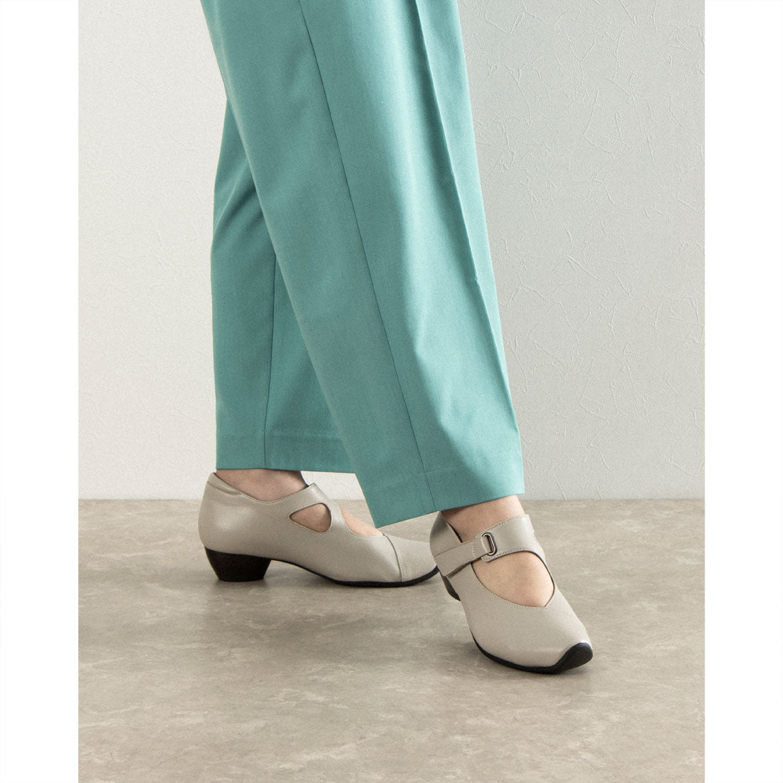 アモーラ AMORA 外反母趾の方にも優しい幅広甲ベルトヒールパンプス (グレージュラム) グレージュラム