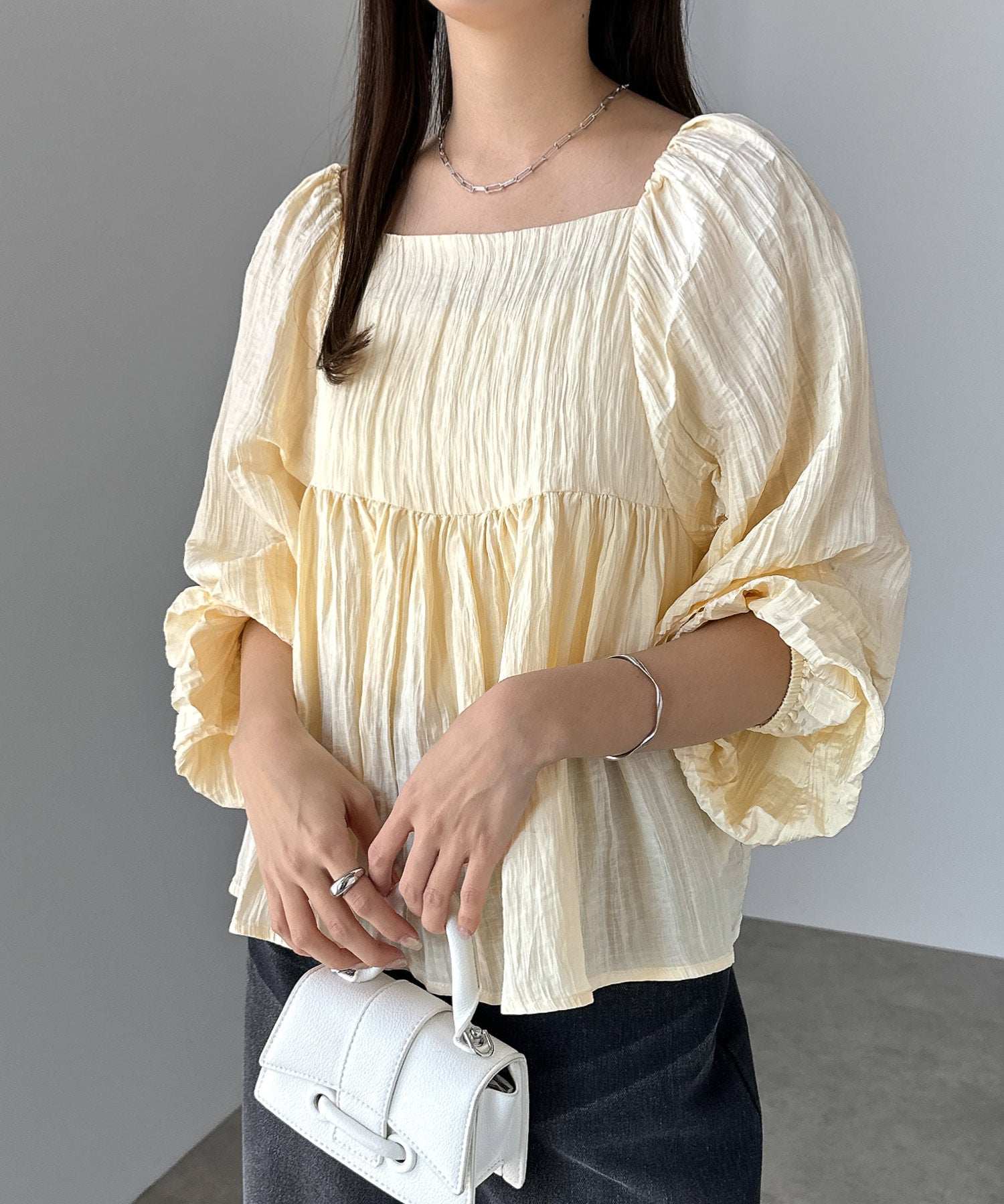 アンドミー andme スクエアネック サテン ペプラム ブラウス