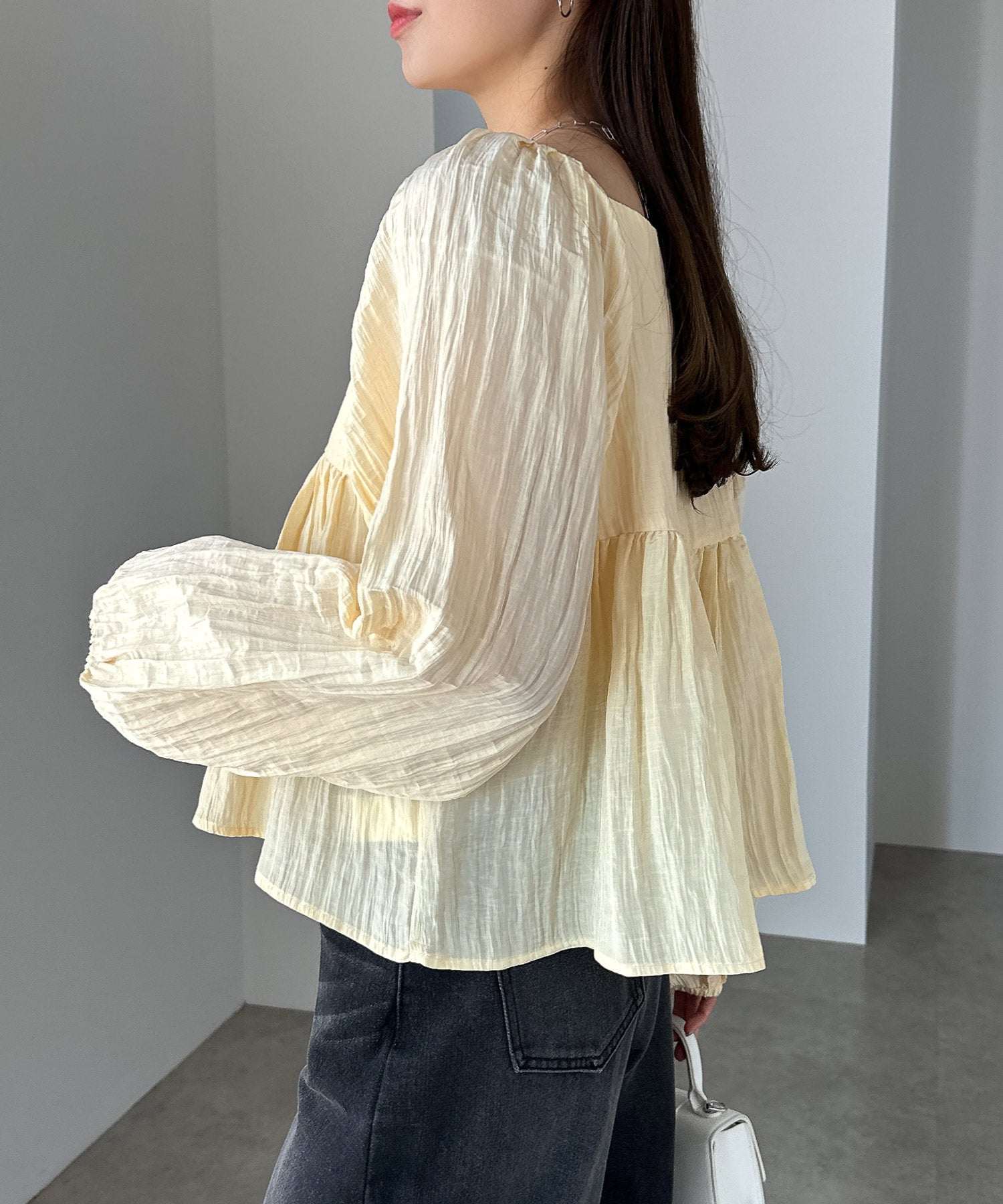 アンドミー andme スクエアネック サテン ペプラム ブラウス