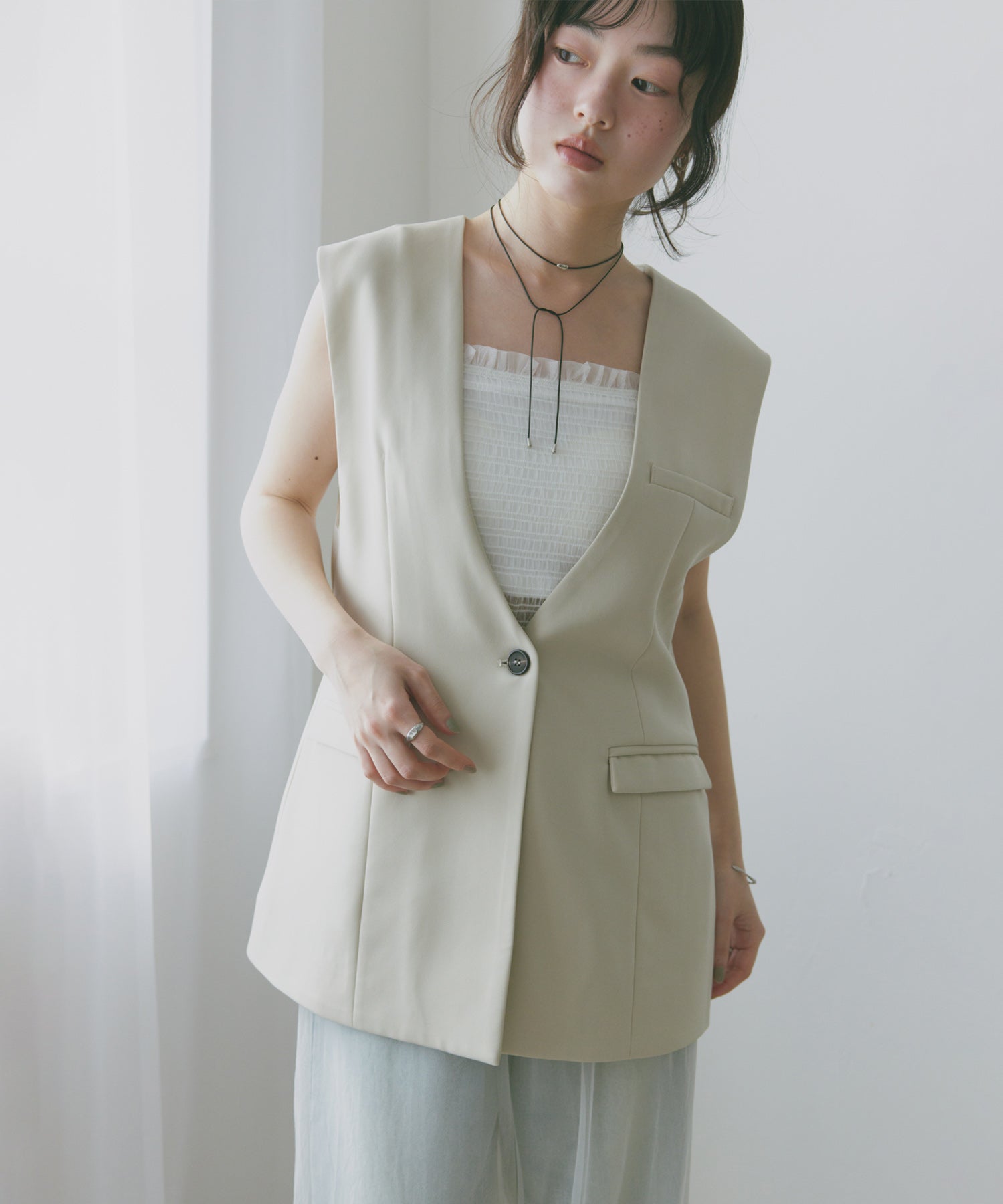 アンドミー andme ノーカラー ツイル ジャケット ベスト Freesia フリージア (ライトベージュ) ライトベージュ