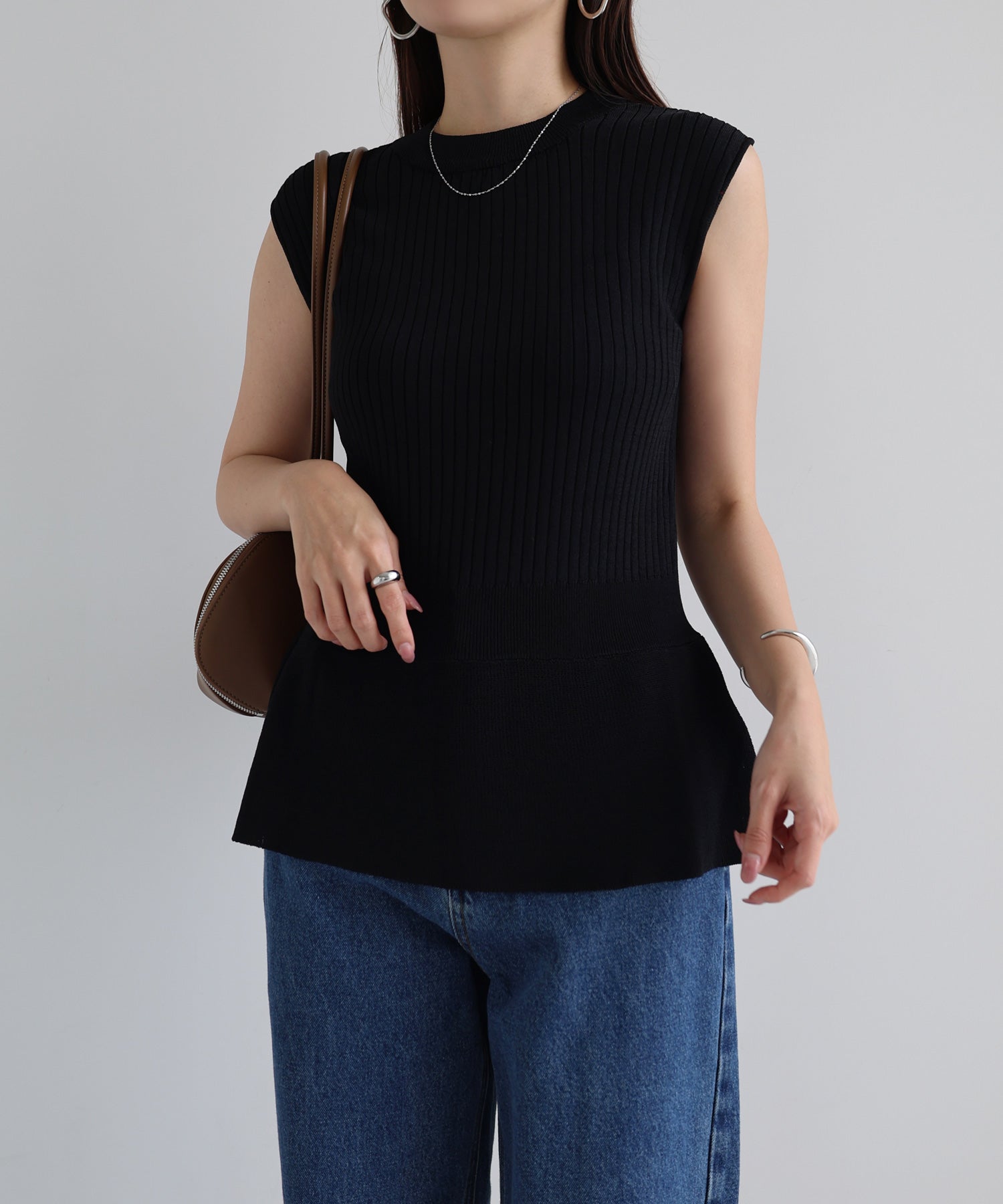 アンドミー andme リブニットノースリーブペプラムトップス (ブラック) ブラック