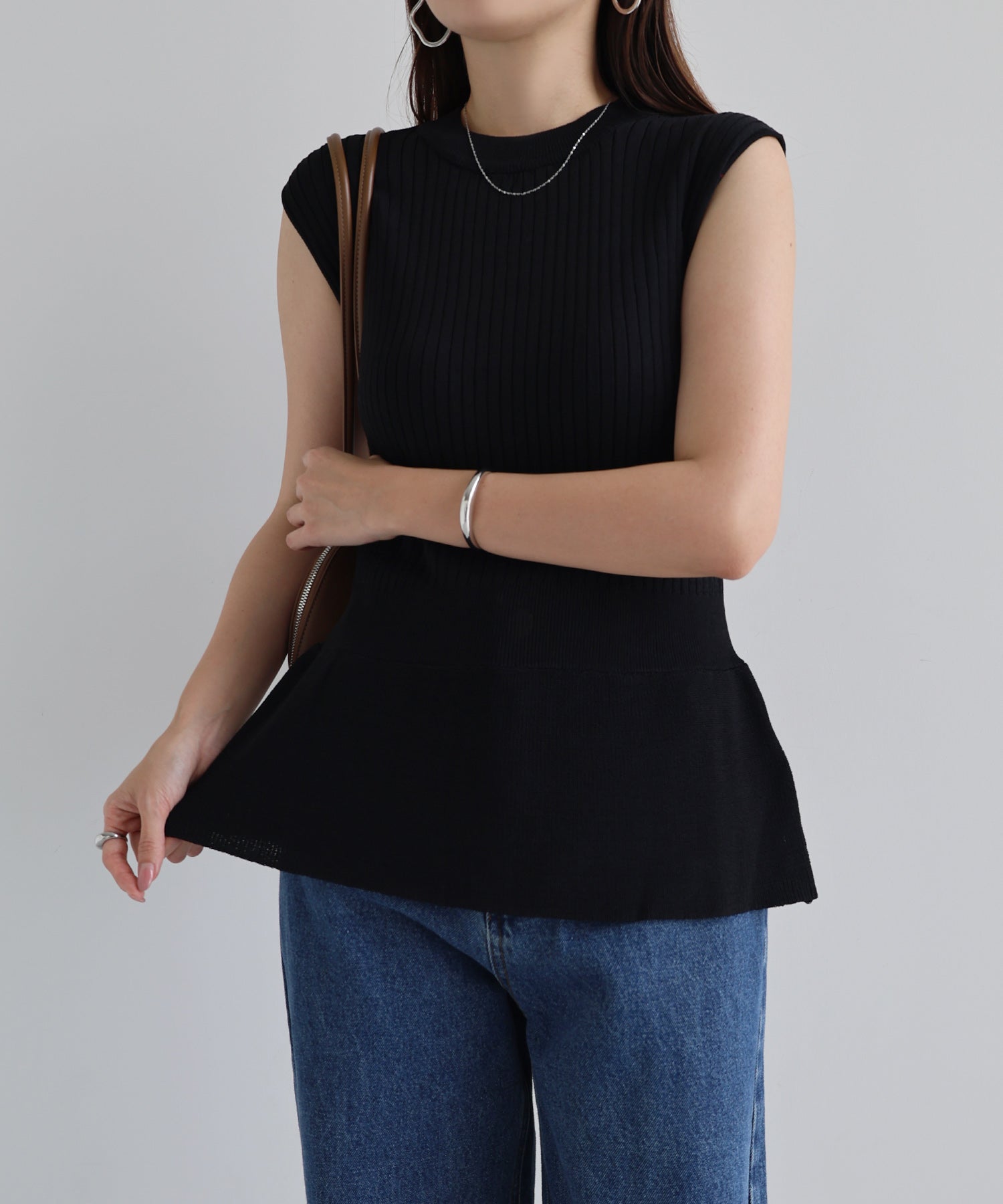 アンドミー andme リブニットノースリーブペプラムトップス (ブラック) ブラック