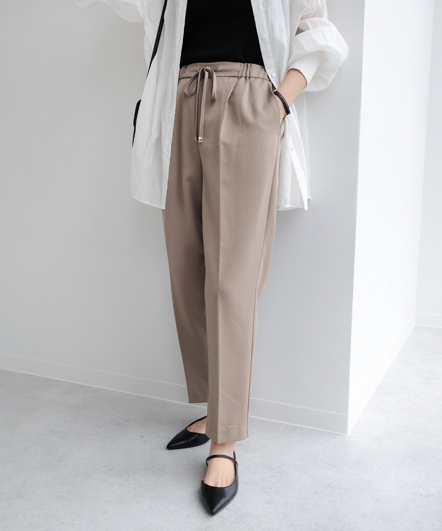 アンドミー andme きれいめツイル美脚ウエストドローストリングテーパードパンツ ウエストゴム (グレージュ) グレージュ