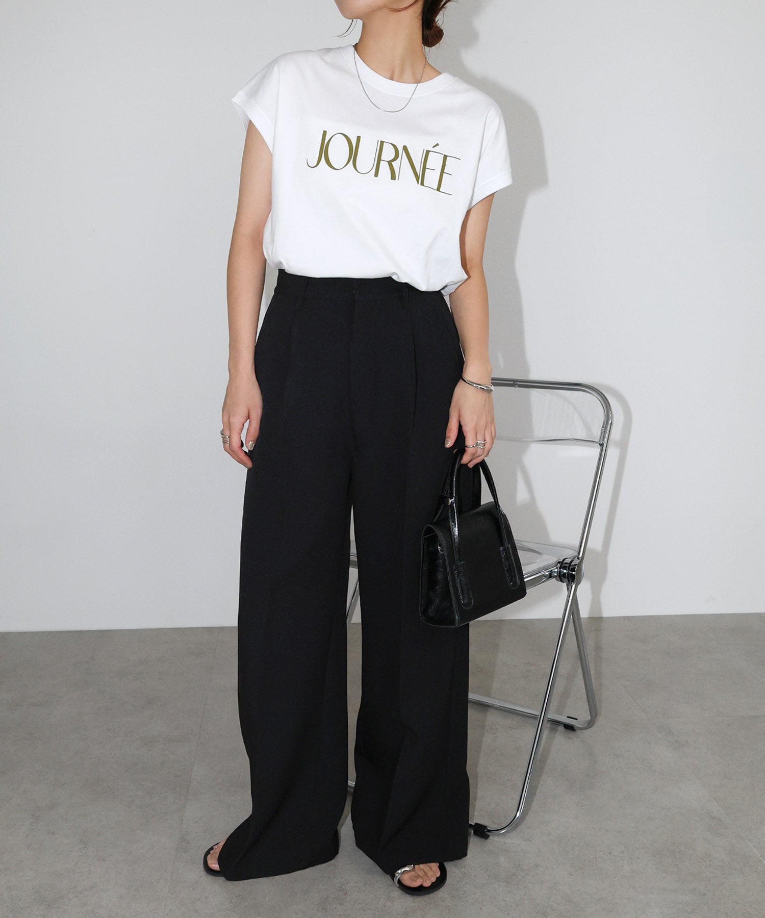 アンドミー andme ロゴプリント フレンチスリーブ Tシャツ (オフホワイト×カーキ) オフホワイト×カーキ