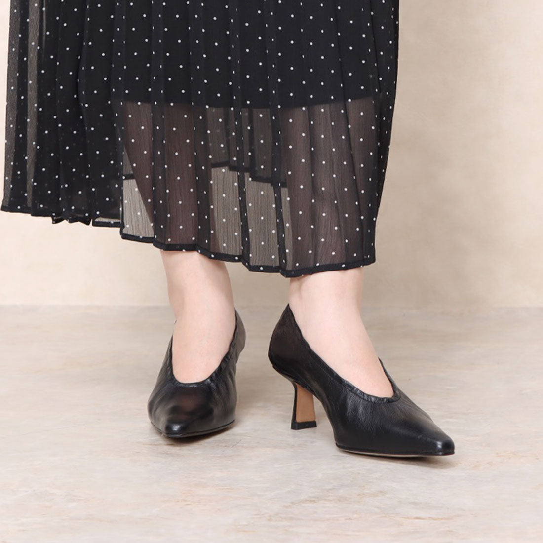 アンヘル アラルコン ANGEL ALARCON ポインテッドトウギャザーパンプス