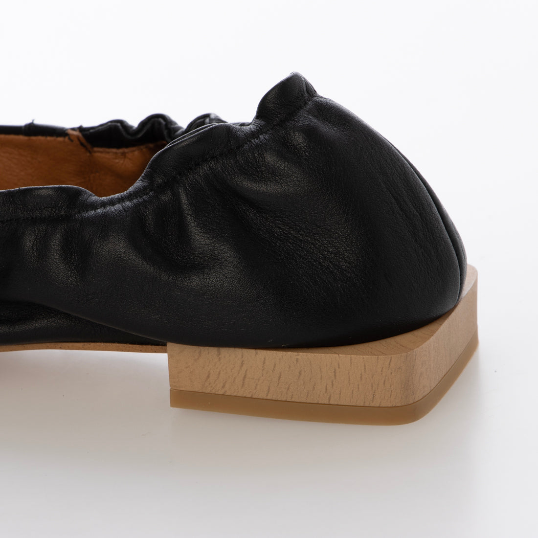 アンヘル アラルコン ANGEL ALARCON ポインテッドトウシャーリングパンプス (ブラック) ブラック