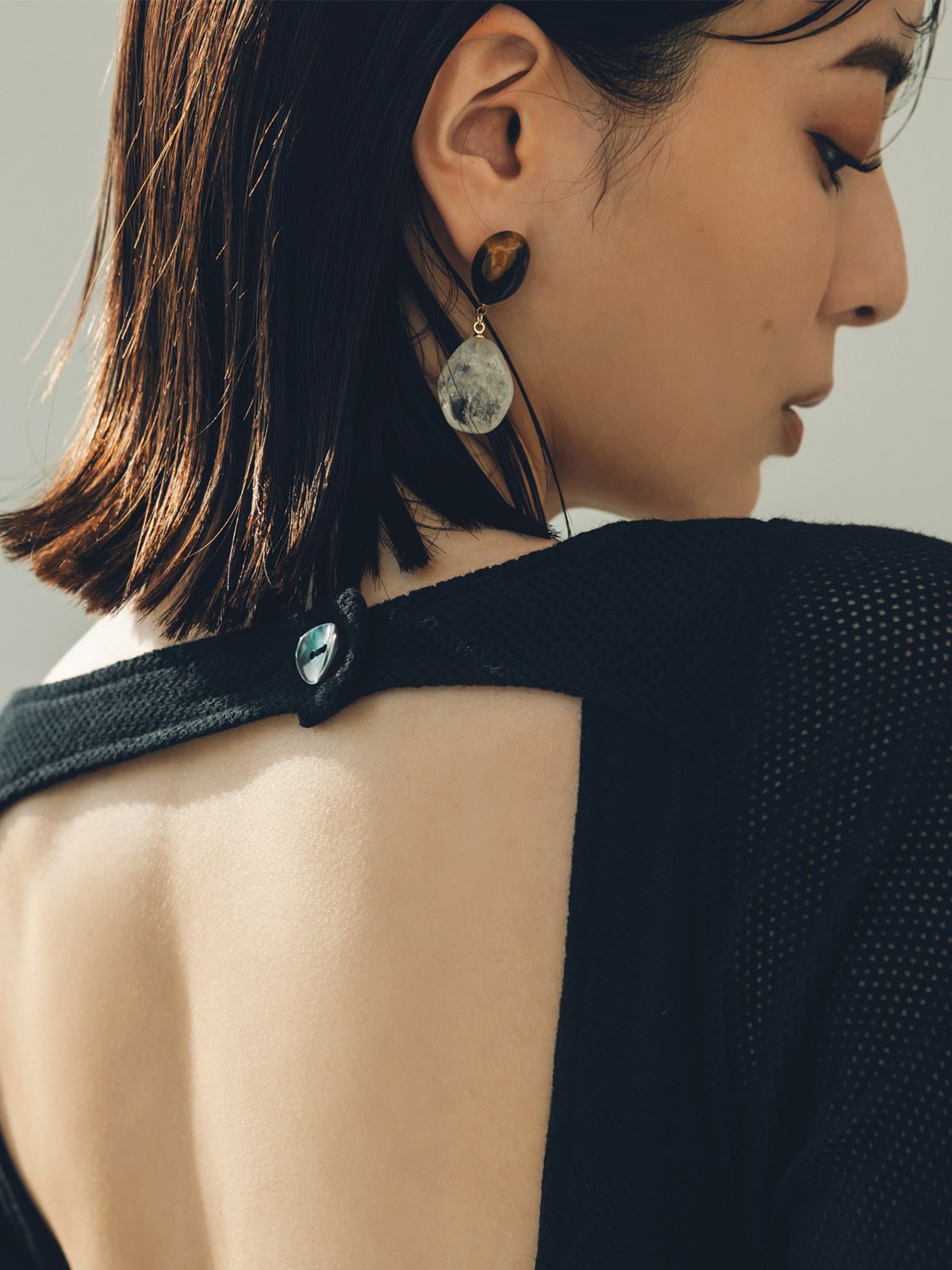 anuans stone motif earrings