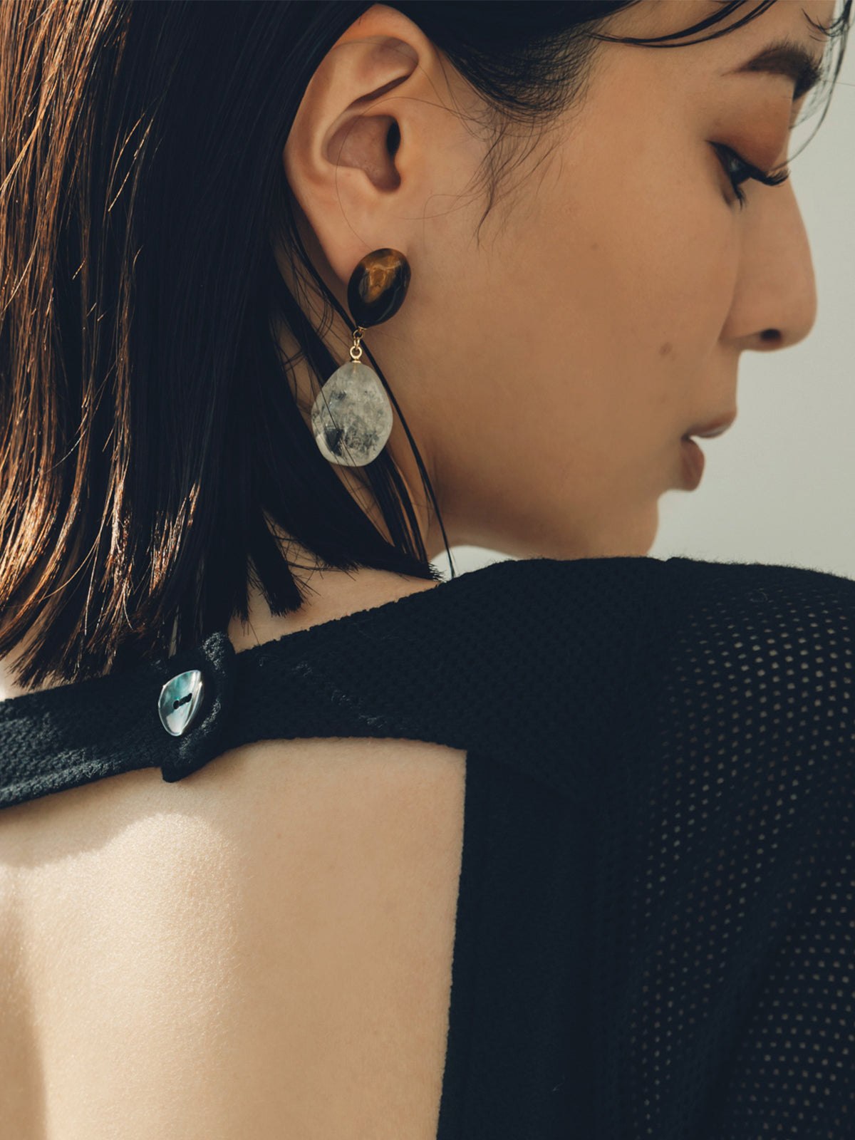 anuans stone motif earrings