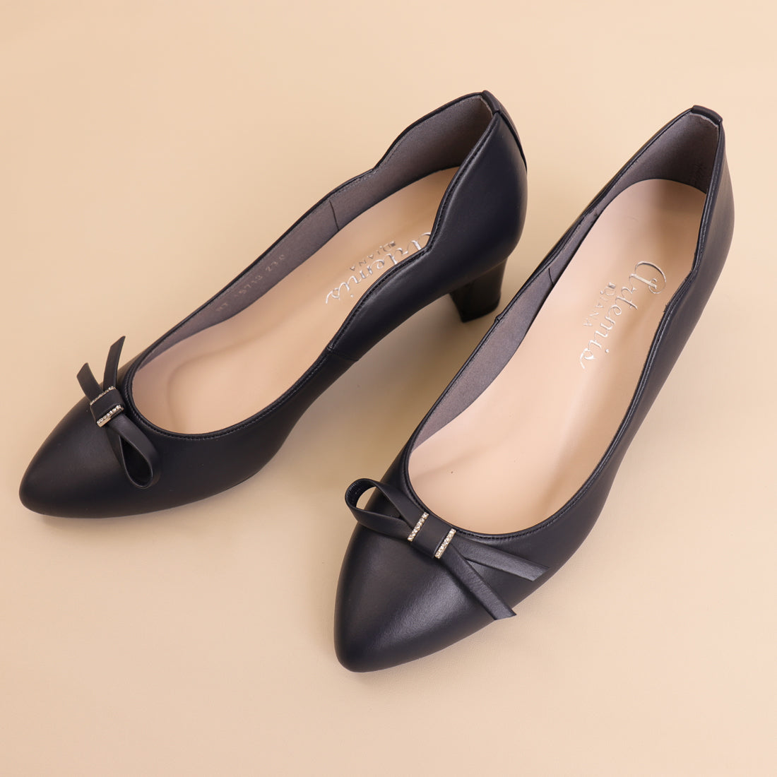 アルテミス バイ ダイアナ artemis by DIANA リボンモチーフパンプス (ダークブルー人工スムース) ダークブルー人工スムース