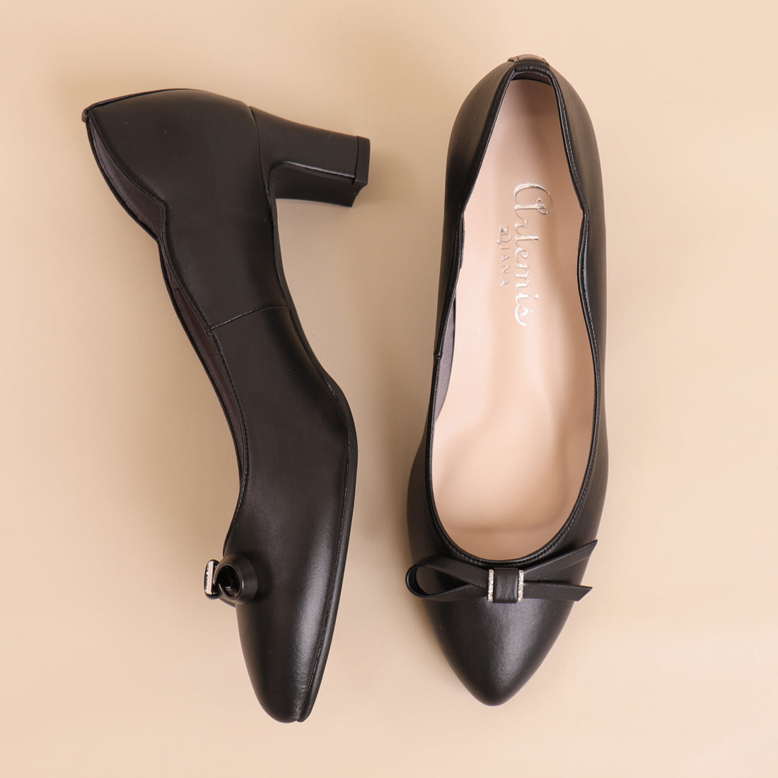 アルテミス バイ ダイアナ artemis by DIANA リボンモチーフパンプス (黒人工スムース) 黒人工スムース