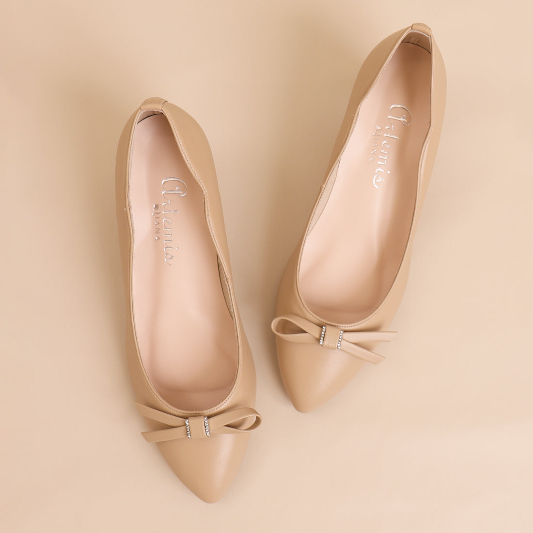 アルテミス バイ ダイアナ artemis by DIANA リボンモチーフパンプス (ベージュ人工スムース) ベージュ人工スムース